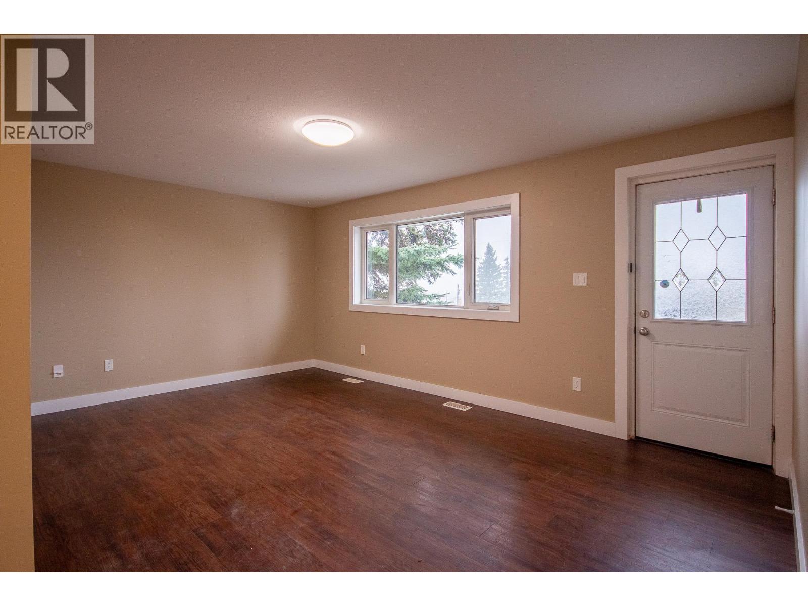 1536 96 Avenue Property Photo 6