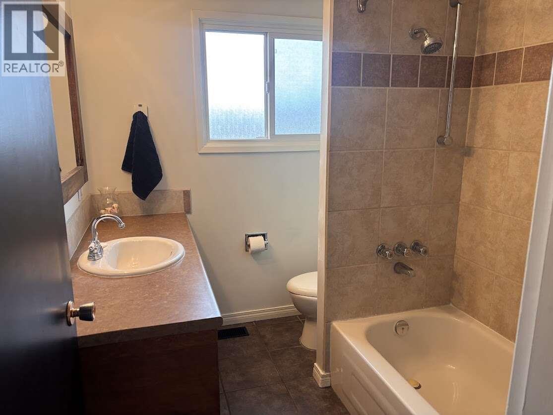 725 Ross Avenue Property Photo 7