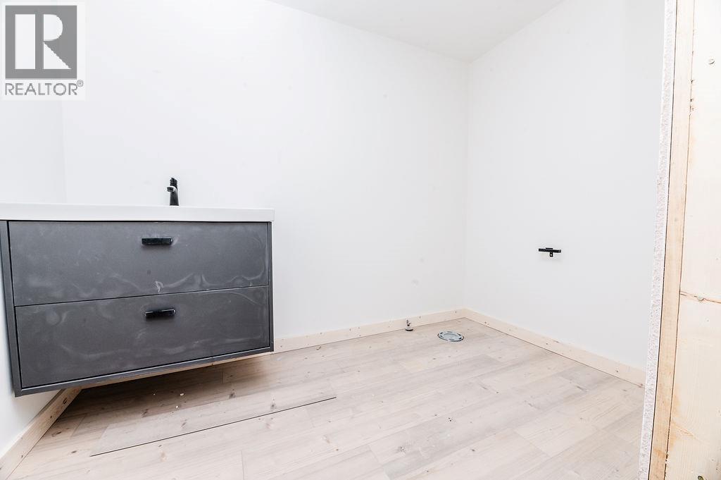 4846 Athalmer Road Unit# 2&3 Property Photo 11