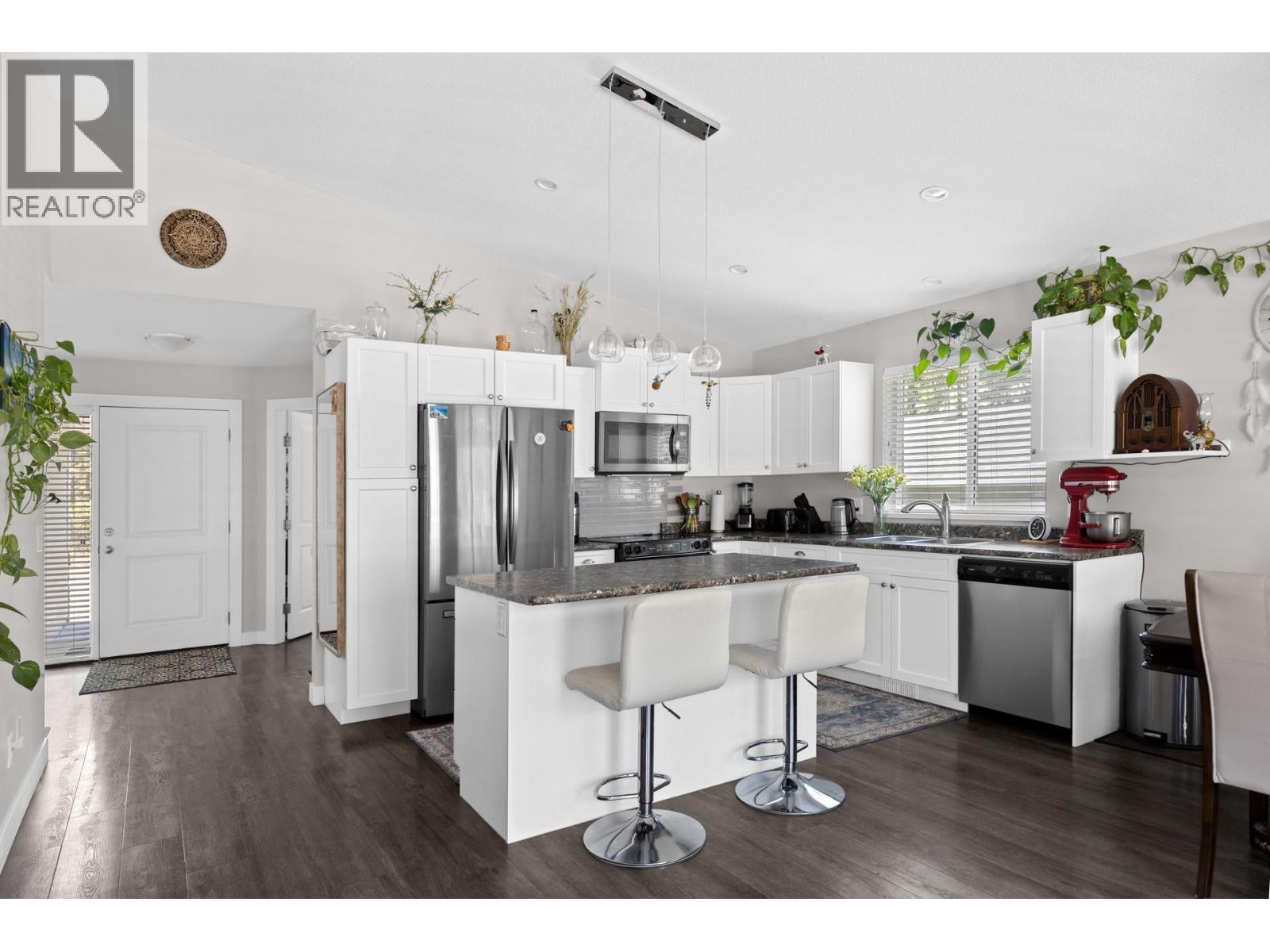 690 Muir Road Property Photo 1