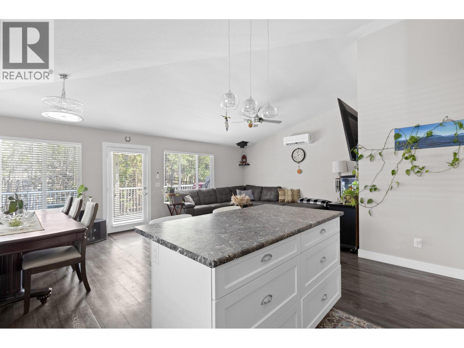 690 Muir Road Property Photo 4