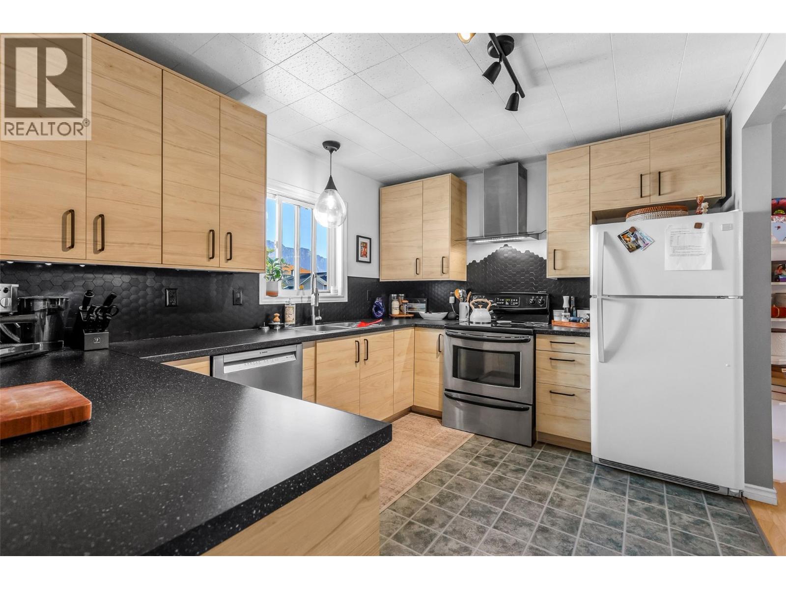 1402 Birch Street Property Photo 11
