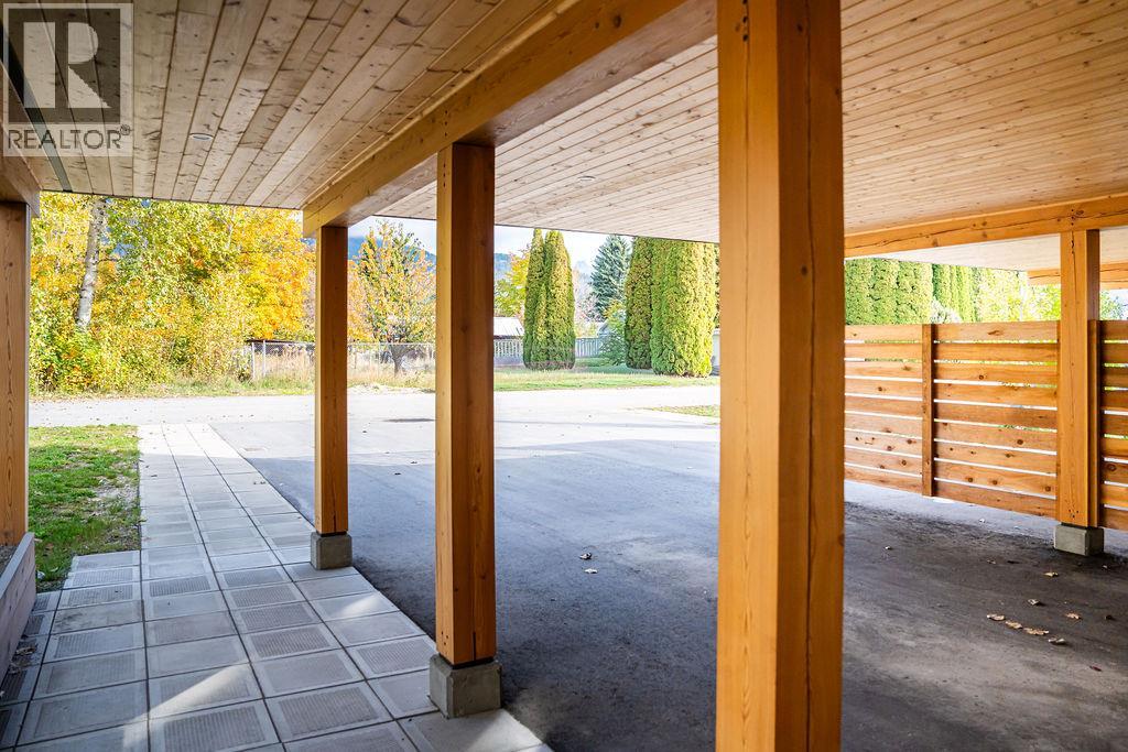 711 Olynyk Road Property Photo 4