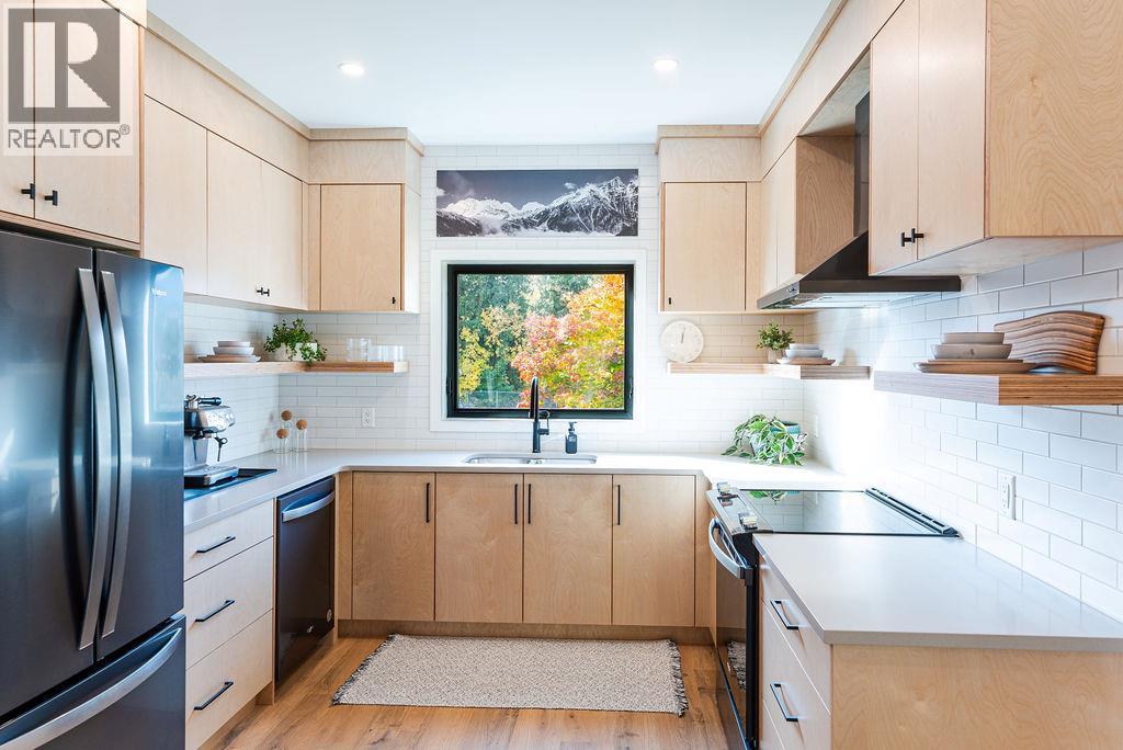 711 Olynyk Road Property Photo 7