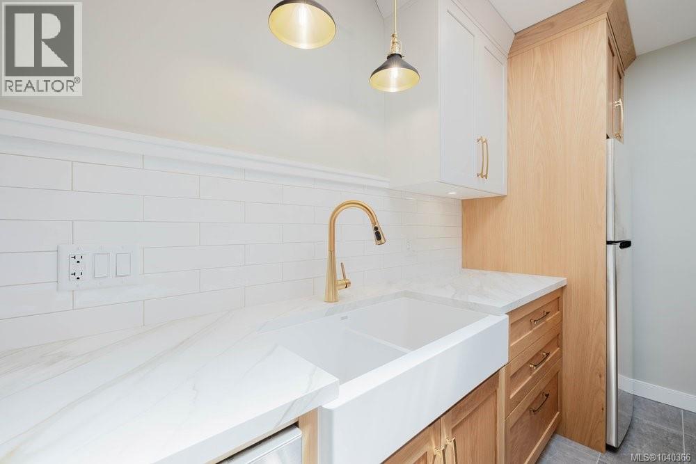 307 1270 Beach Dr Property Photo 11