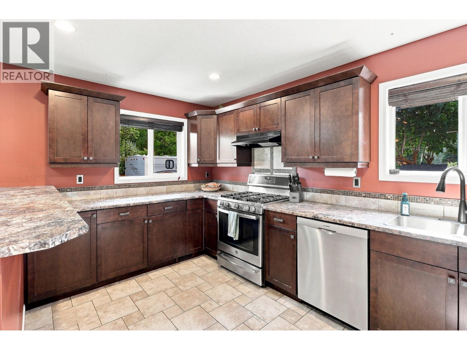 326 Stiles Street Property Photo 6