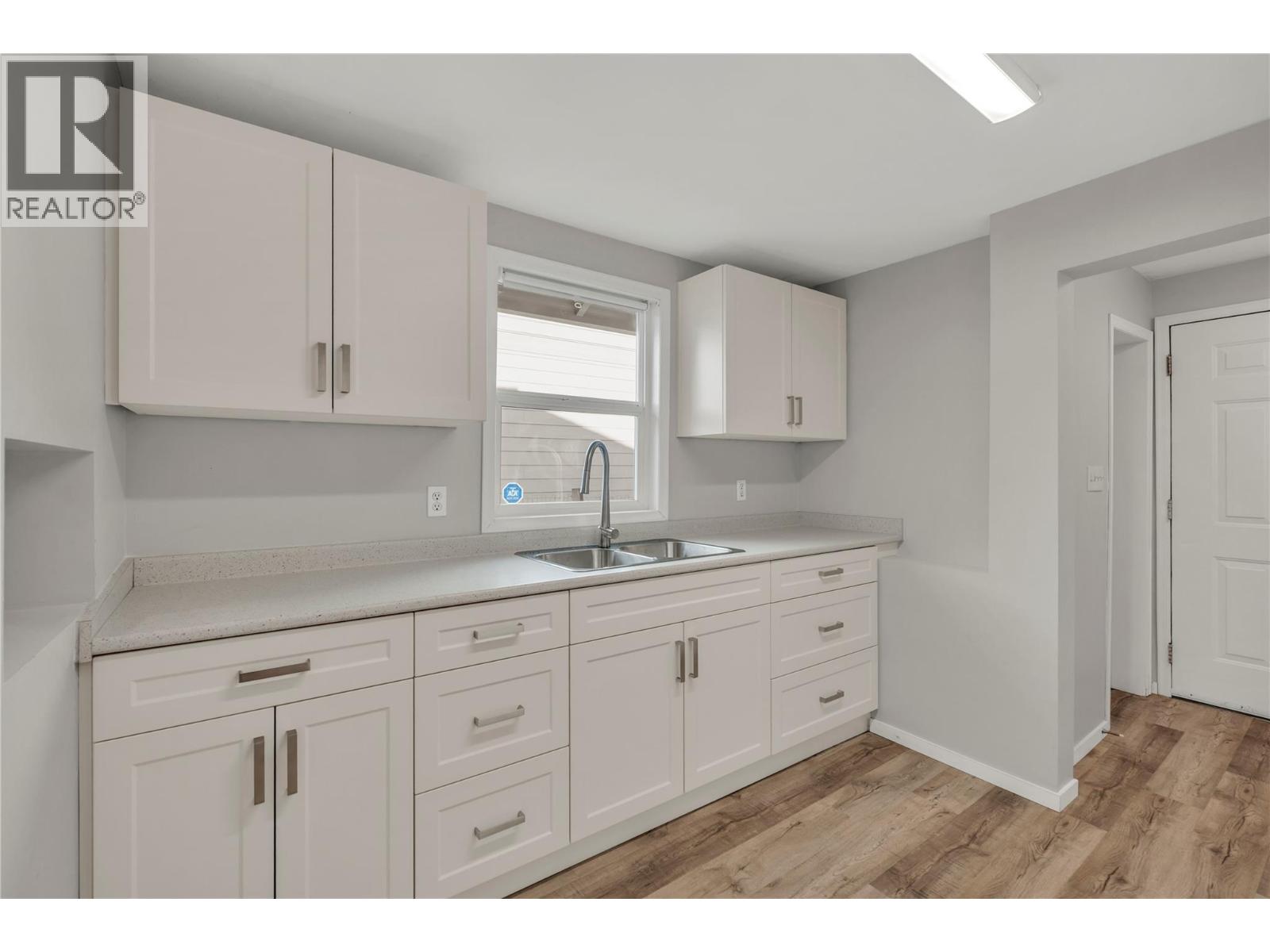 468 Wade Avenue W Property Photo 8