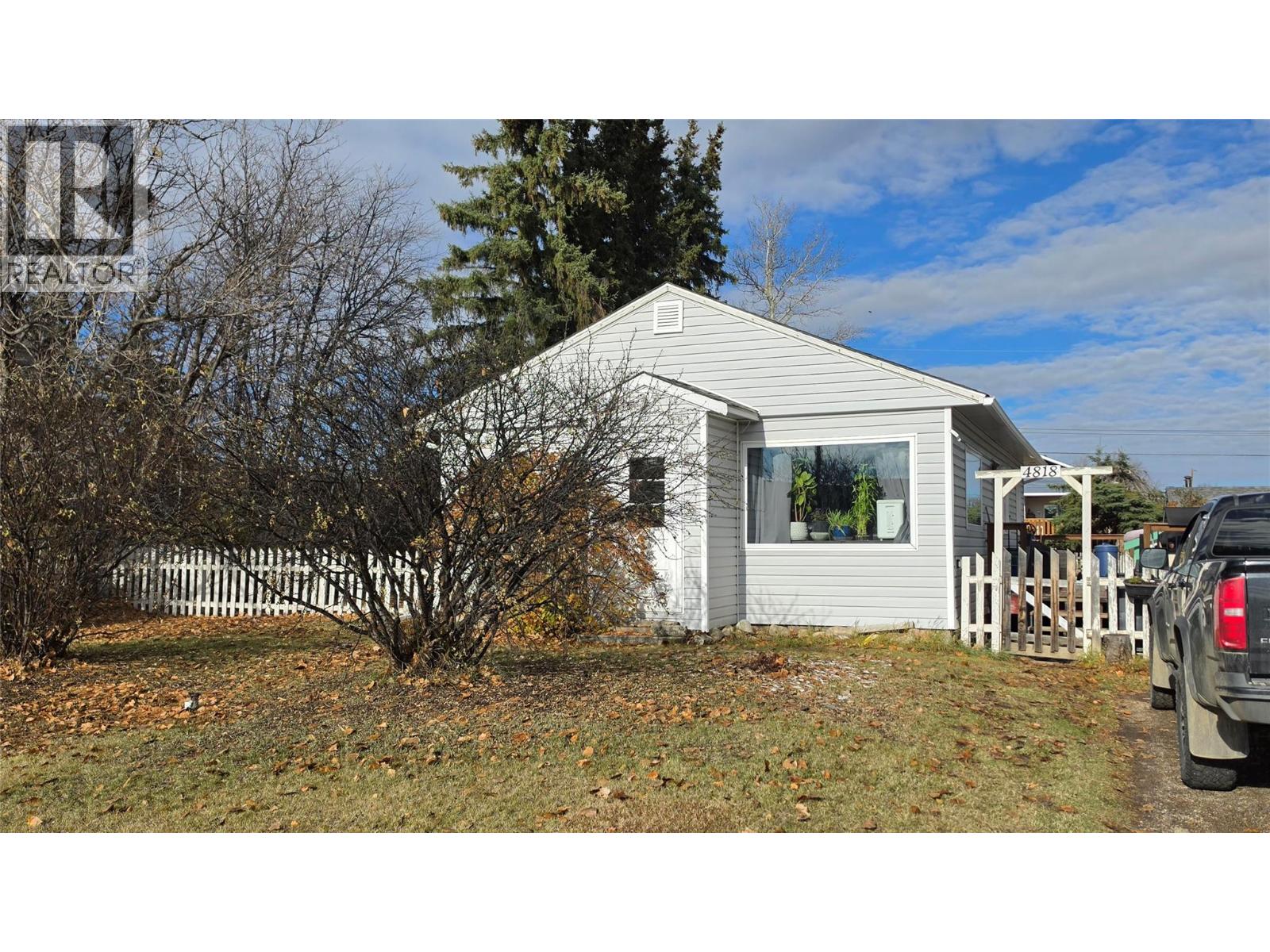 4818 / 4820 49 Avenue Property Photo 1
