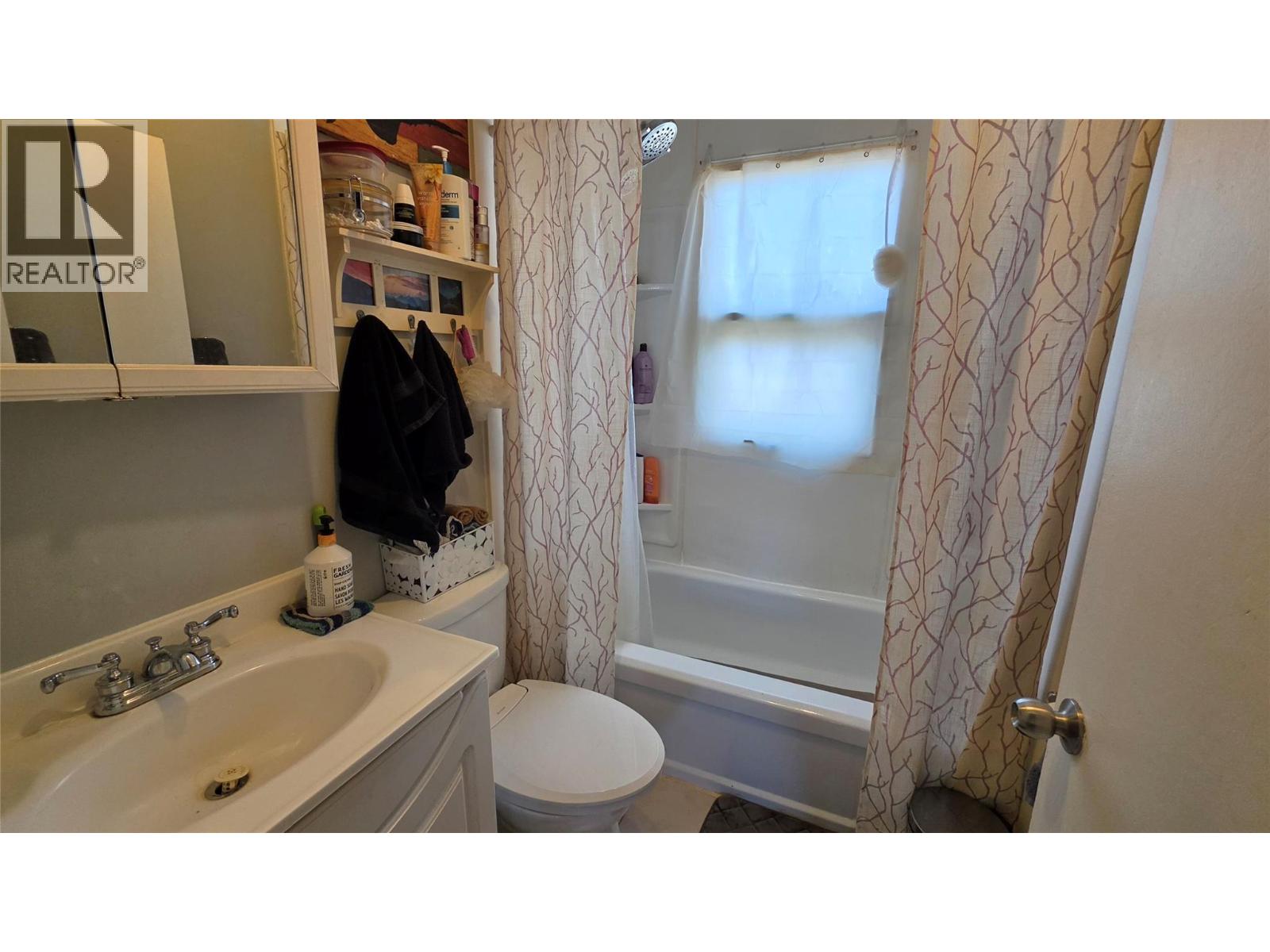 4818 / 4820 49 Avenue Property Photo 2