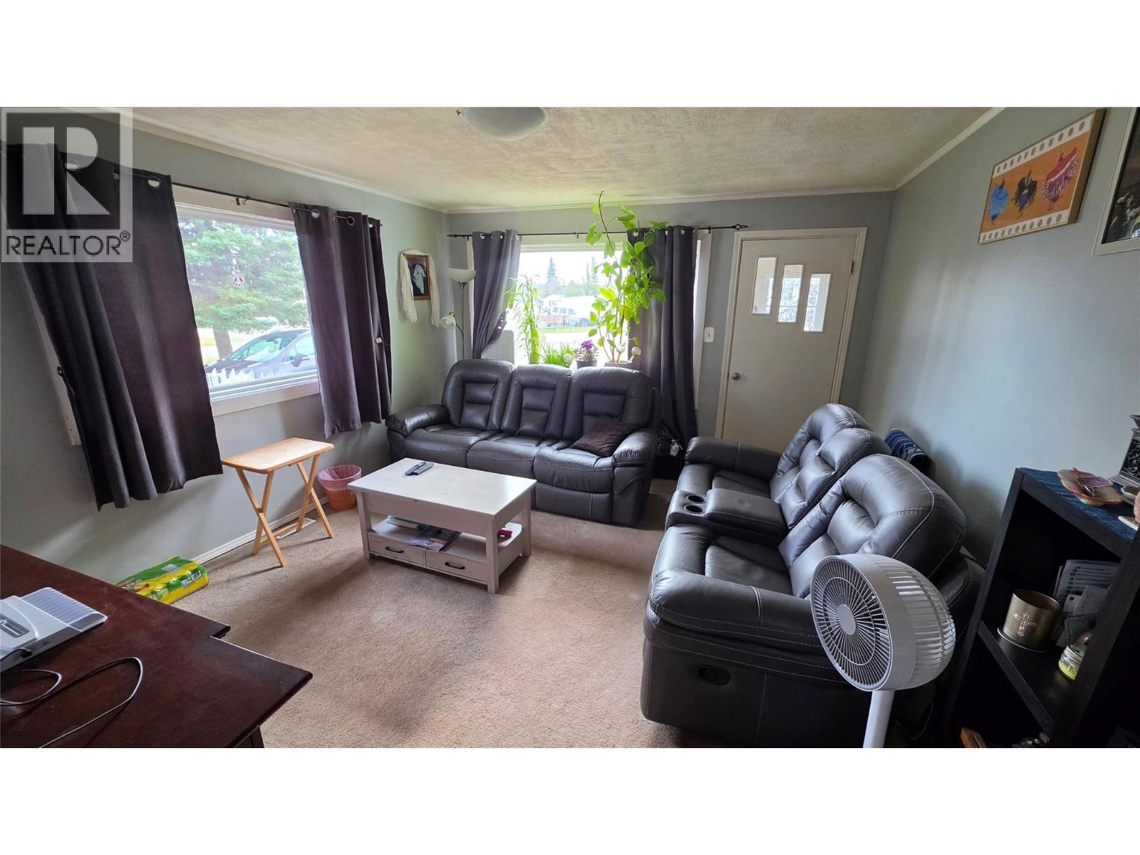 4818 / 4820 49 Avenue Property Photo 6