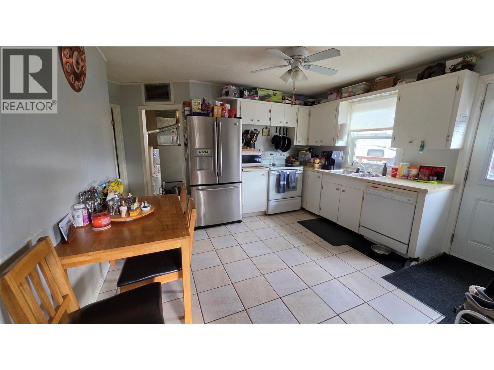 4818 / 4820 49 Avenue Property Photo 8