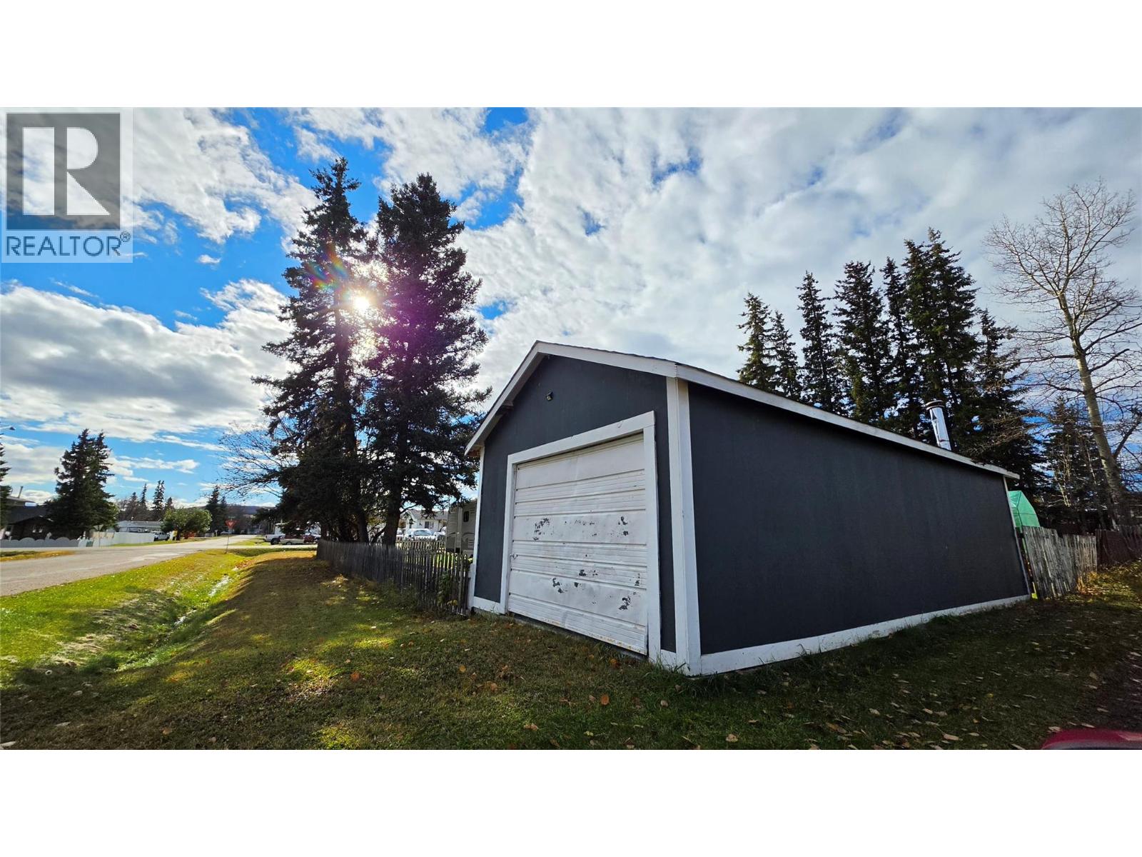 4818 / 4820 49 Avenue Property Photo 15
