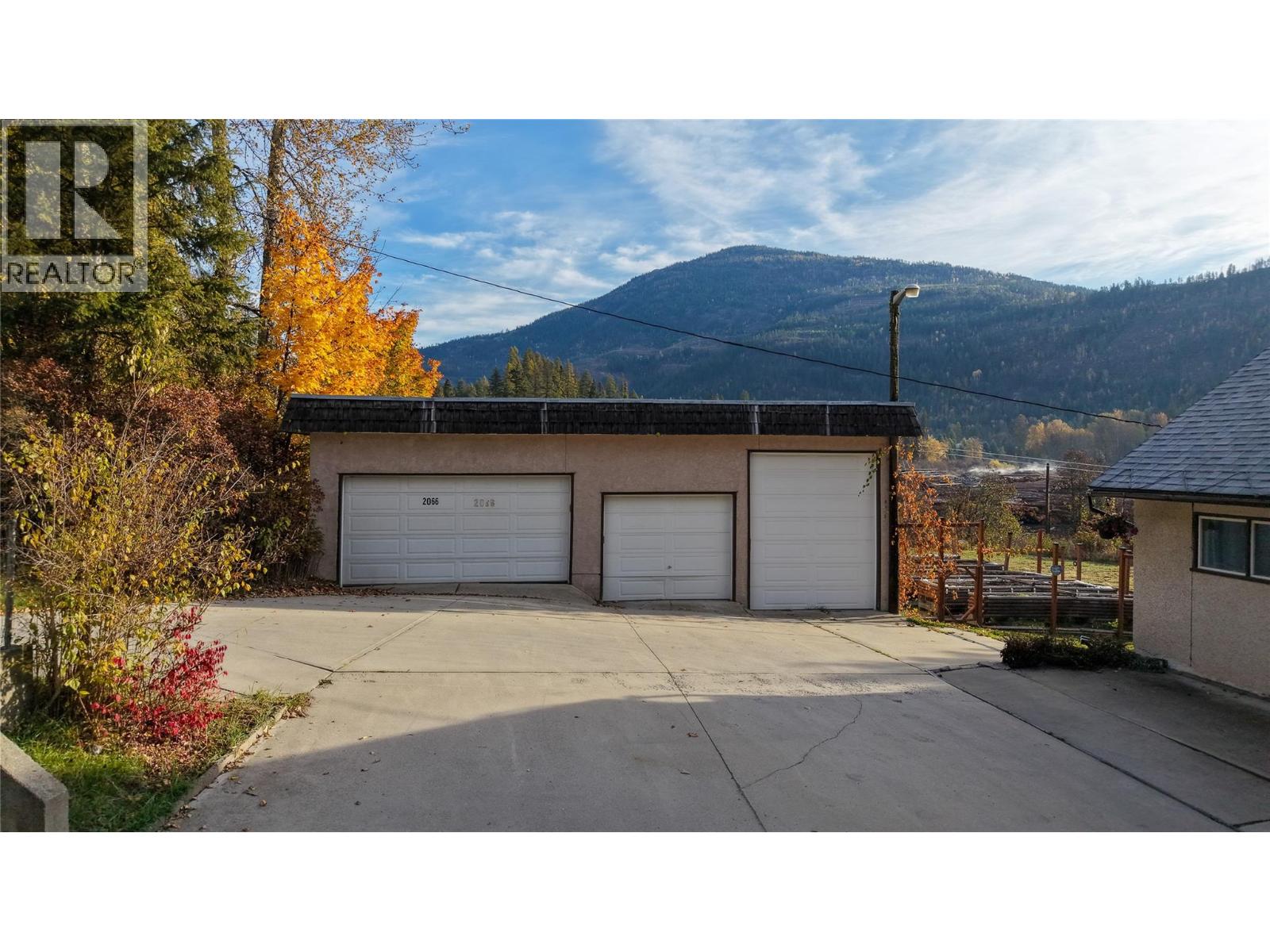 2066 Caughlin Road Property Photo 10