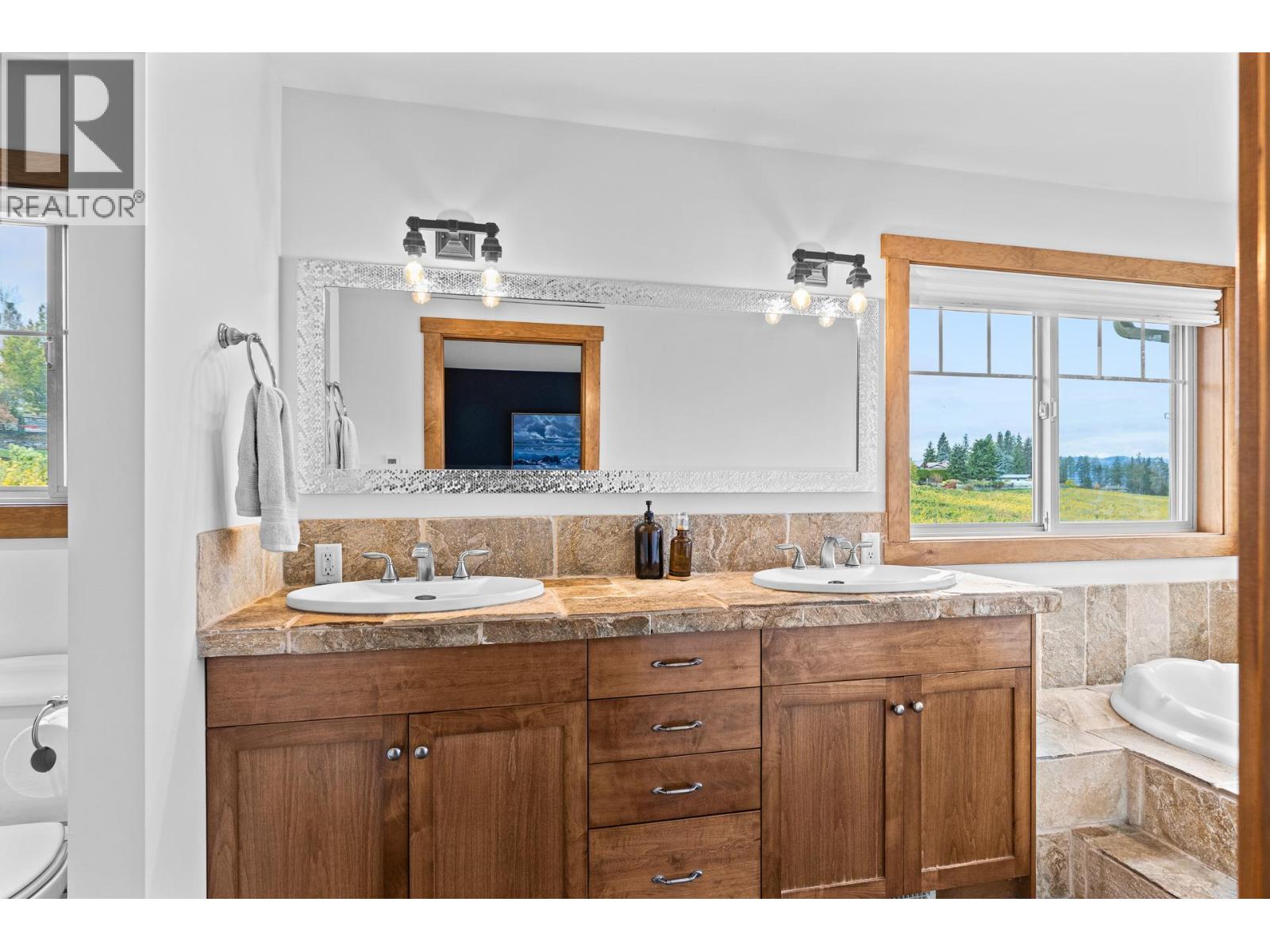 478 Okaview Road Property Photo 32