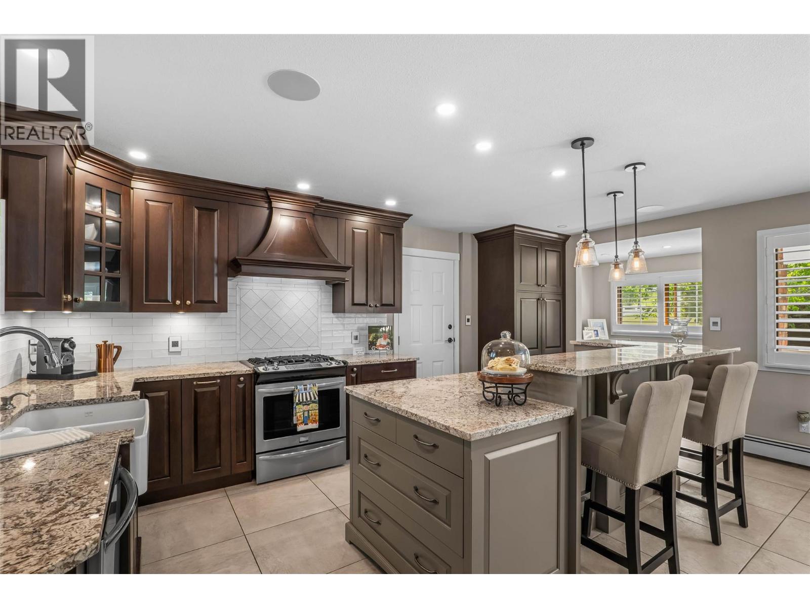 6450 Meadowland Crescent S Property Photo 12