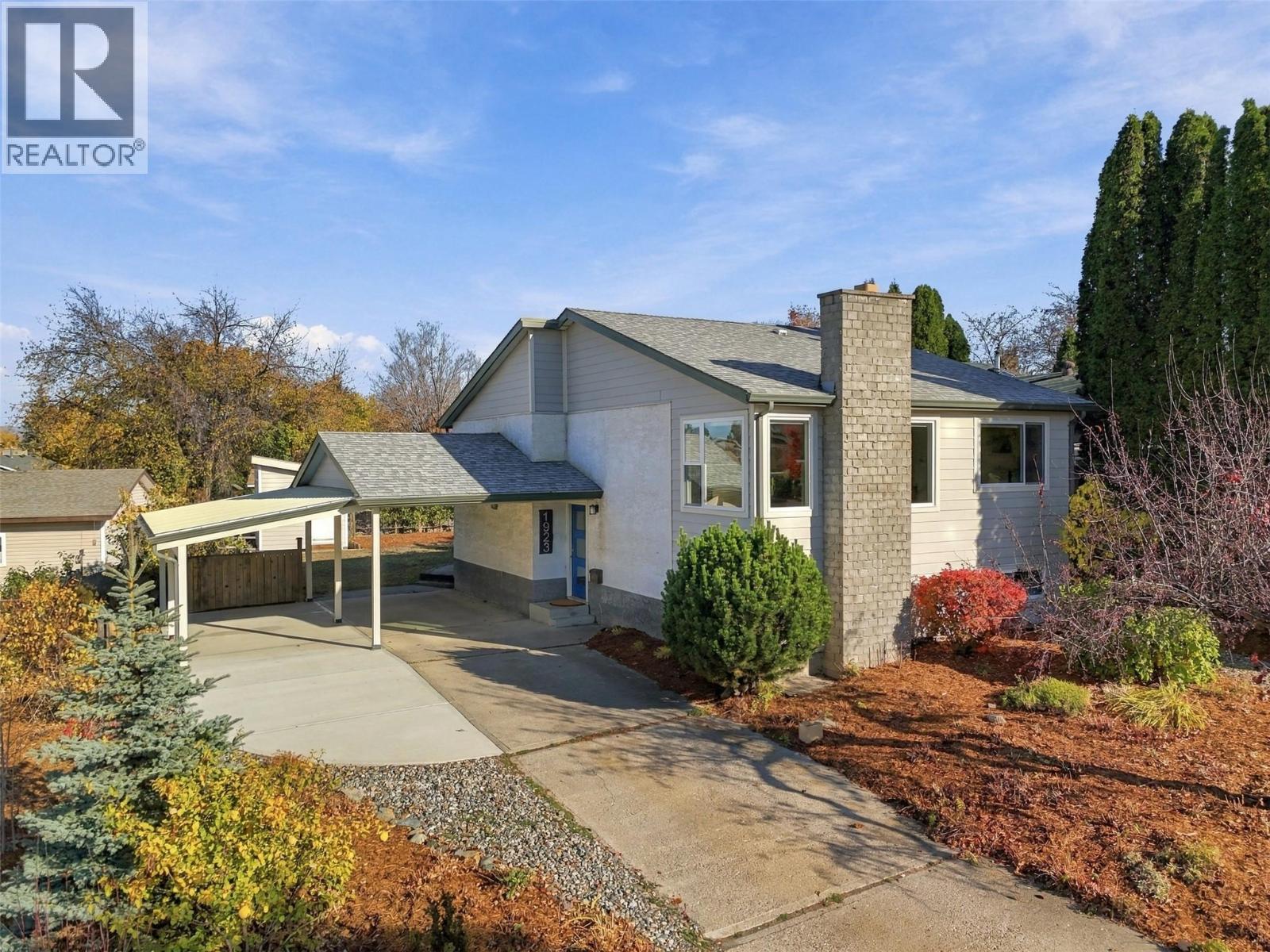 1923 Gladstone Drive Property Photo 1