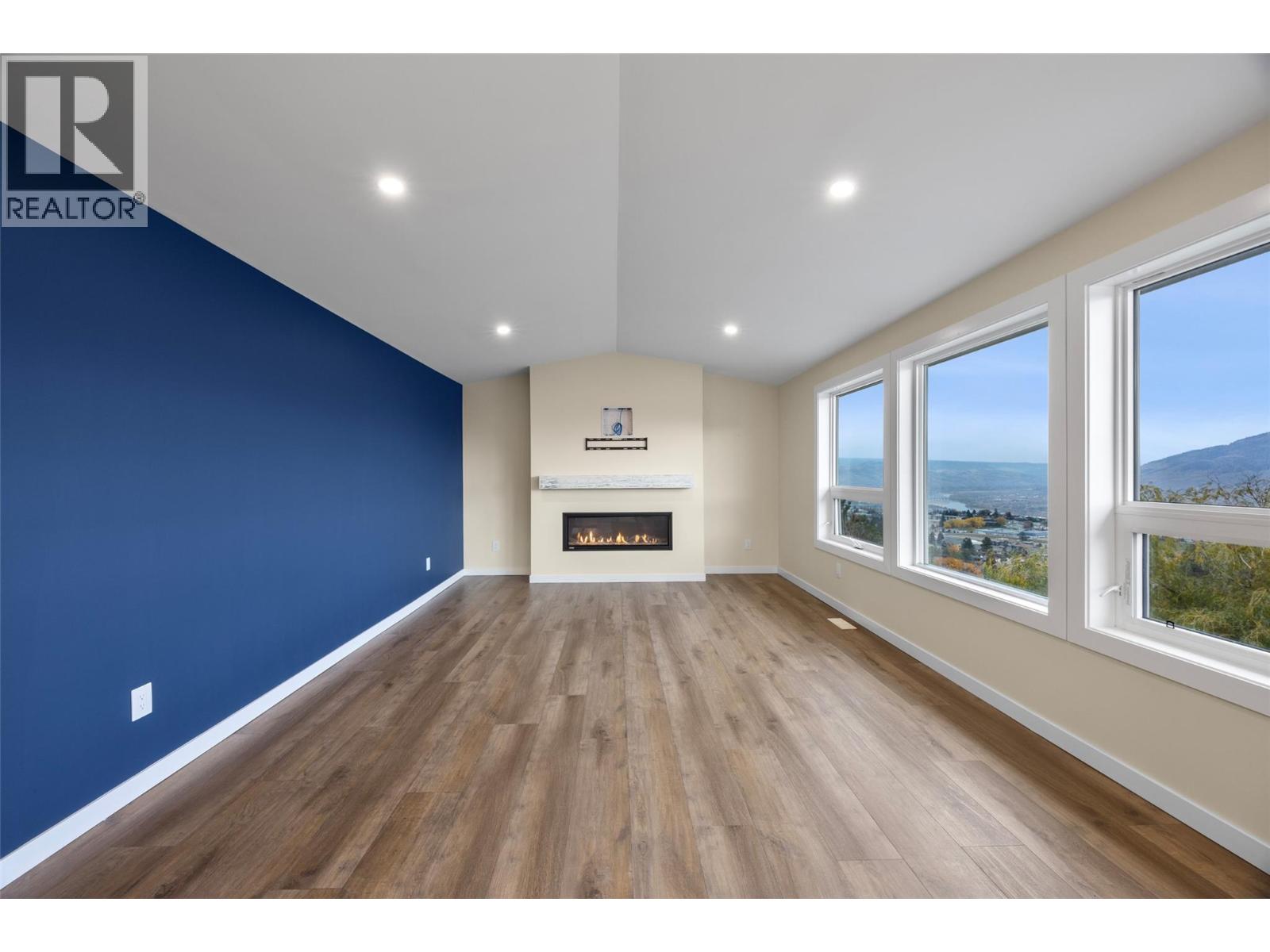 318 Gleneagles Drive Property Photo 16
