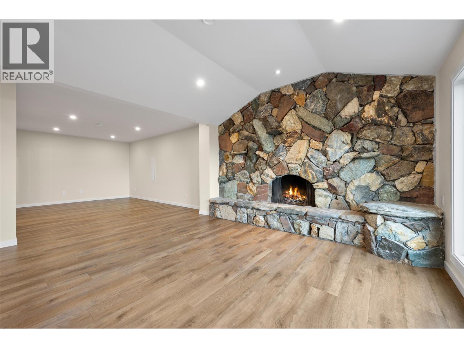 318 Gleneagles Drive Property Photo 40