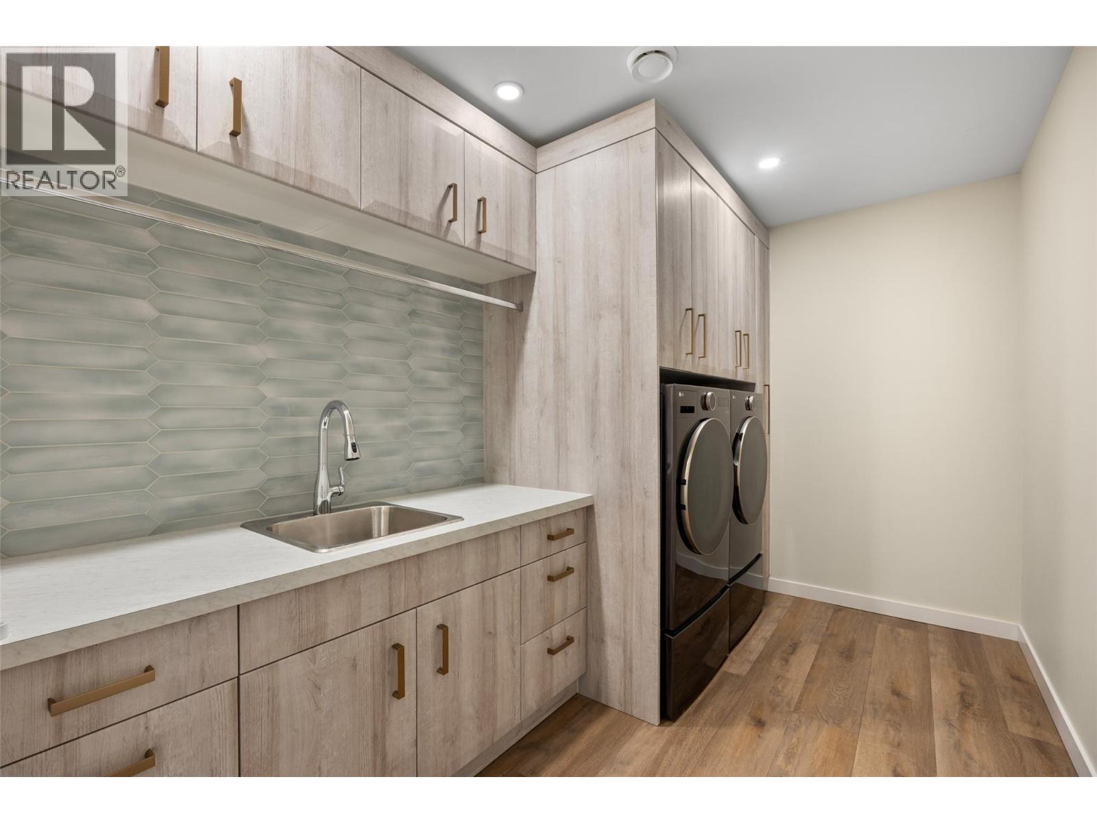 318 Gleneagles Drive Property Photo 44