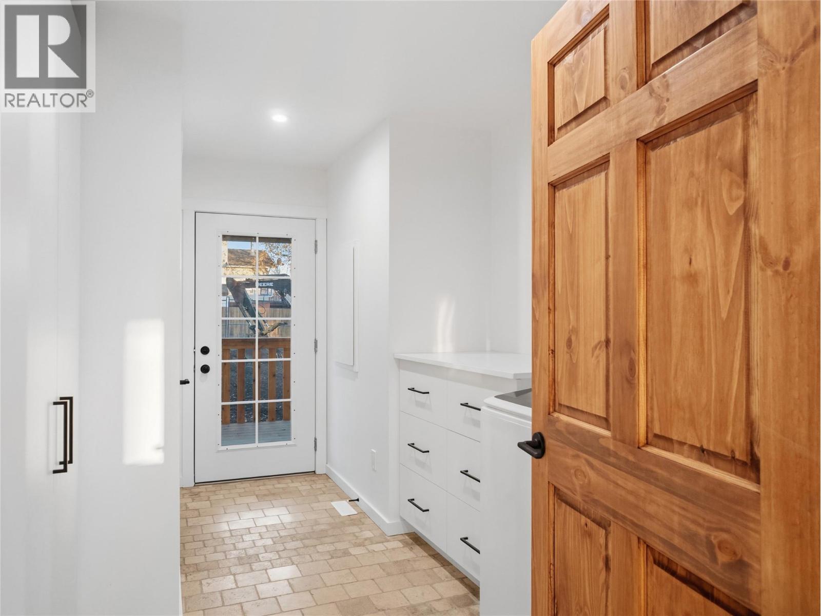 9204 8 Street Property Photo 18