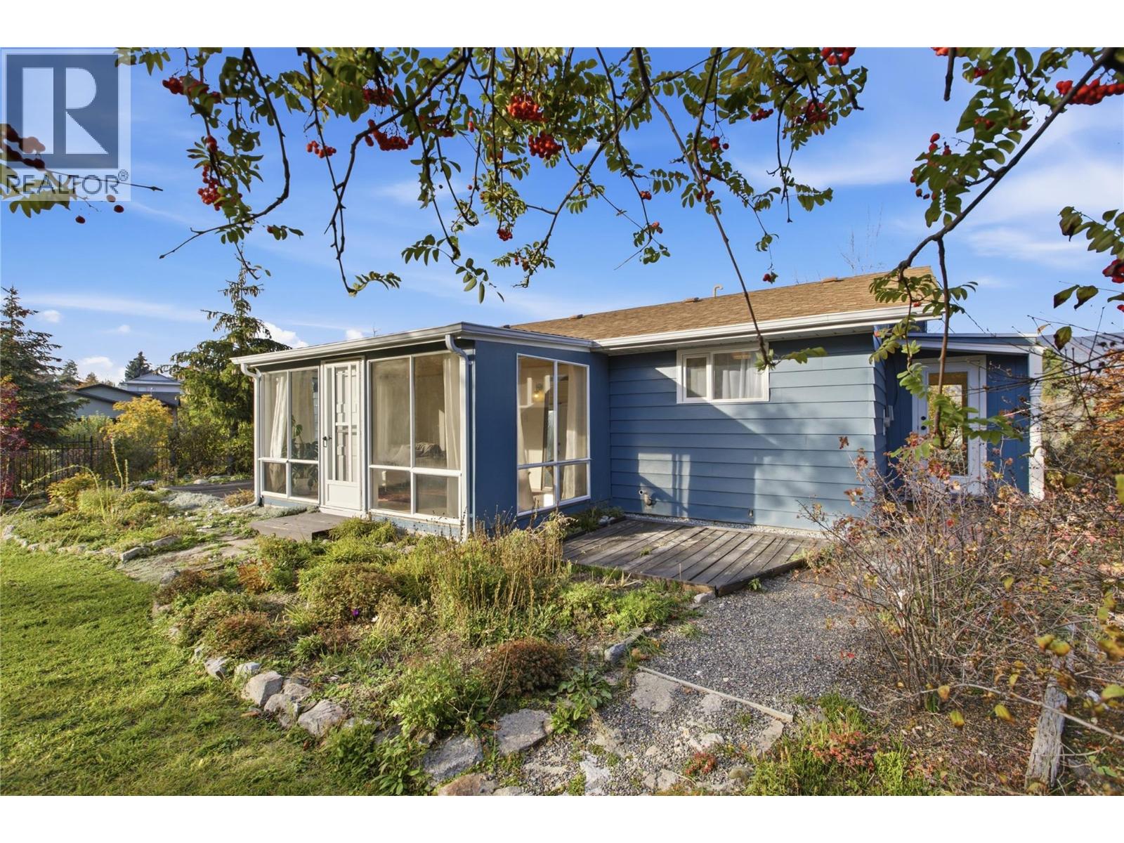 6105 Meadowland Crescent N Property Photo 8