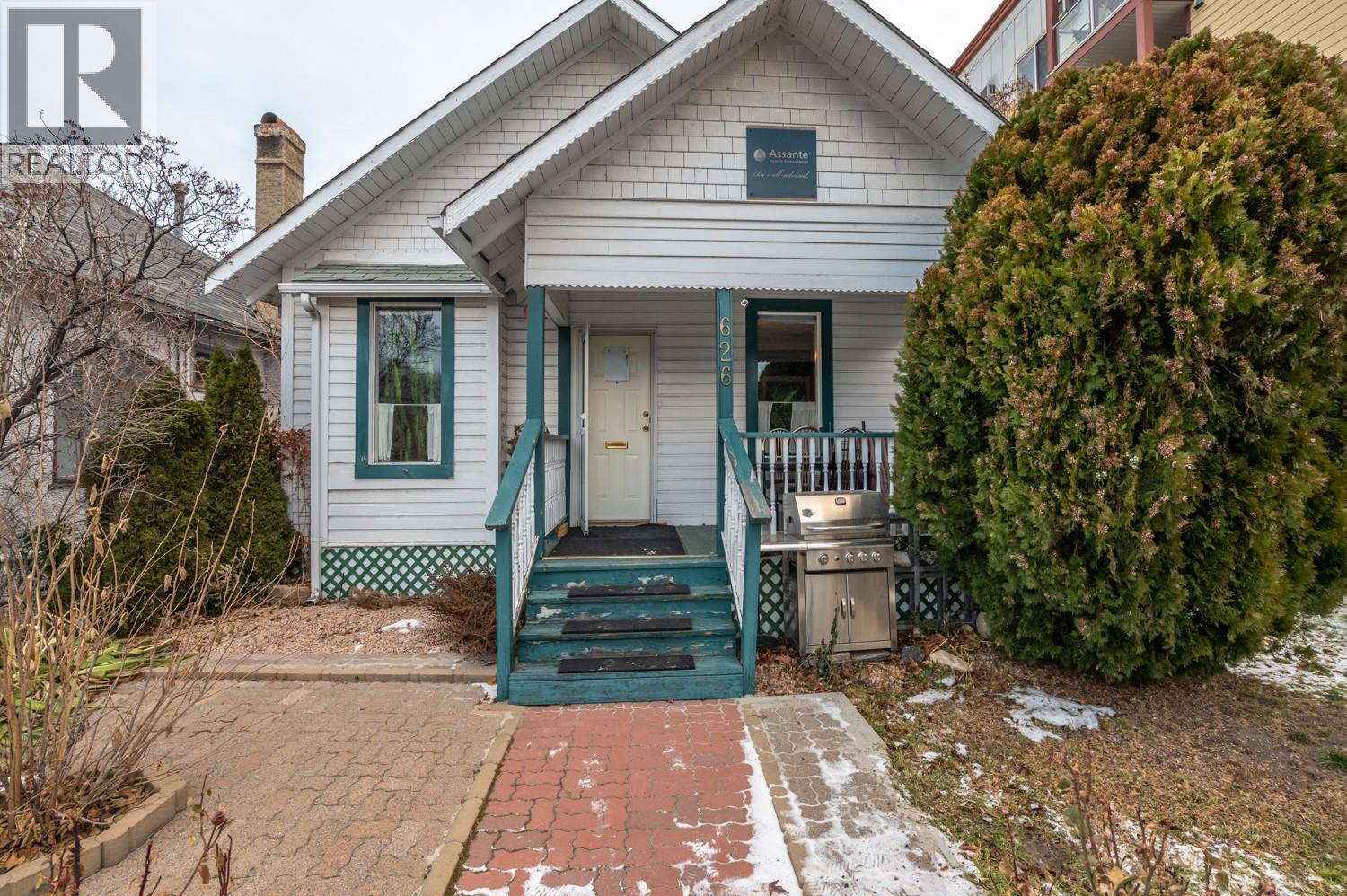 626 MARTIN Street Property Photo 1