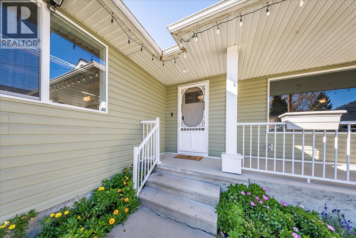 1835 First Street Property Photo 4