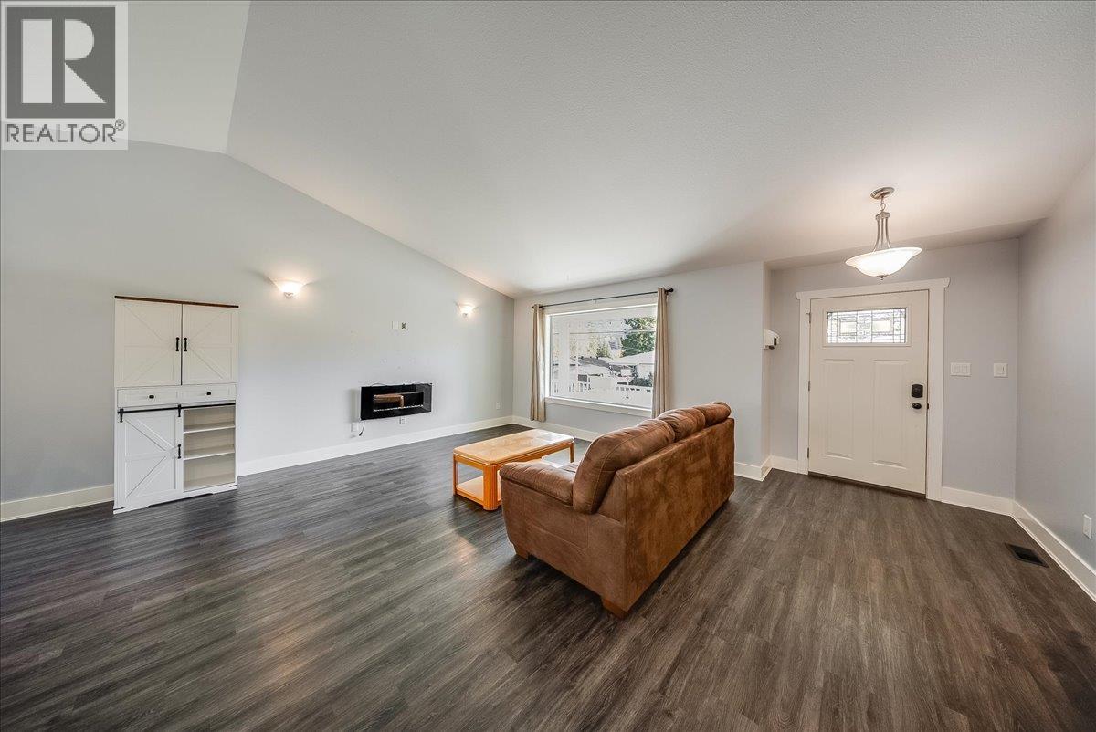 1835 First Street Property Photo 12