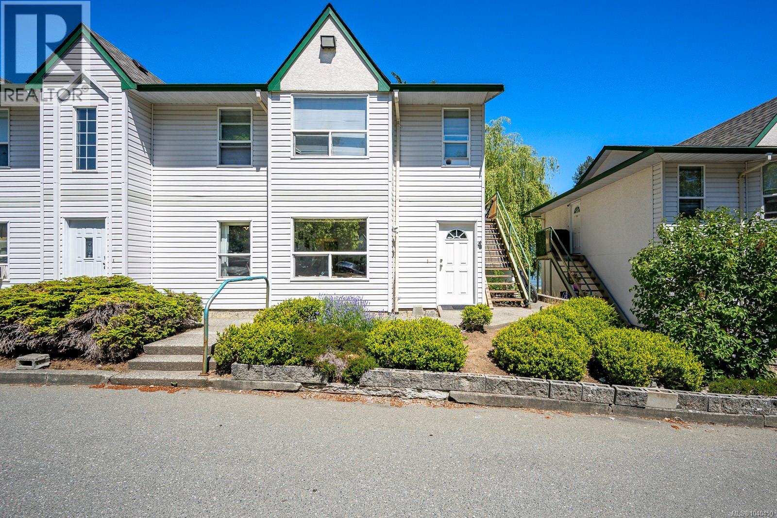 4 1535 Dingwall Rd Property Photo 1