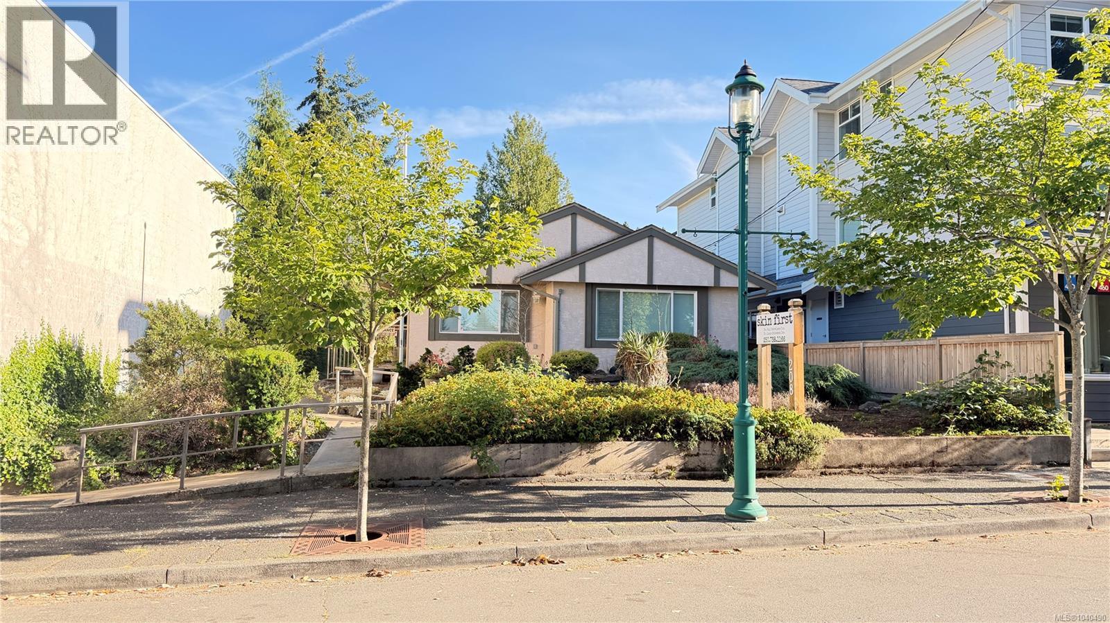 208 First Ave W Property Photo 1
