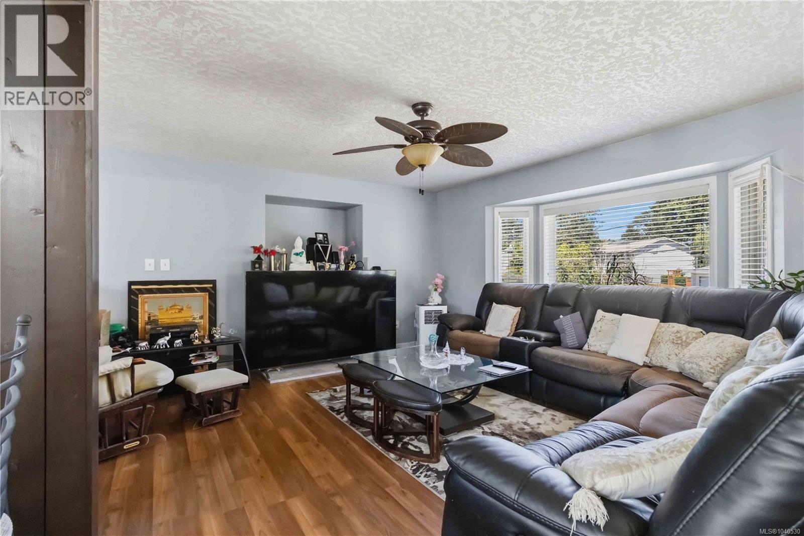 2594 Buckler Ave Property Photo 10