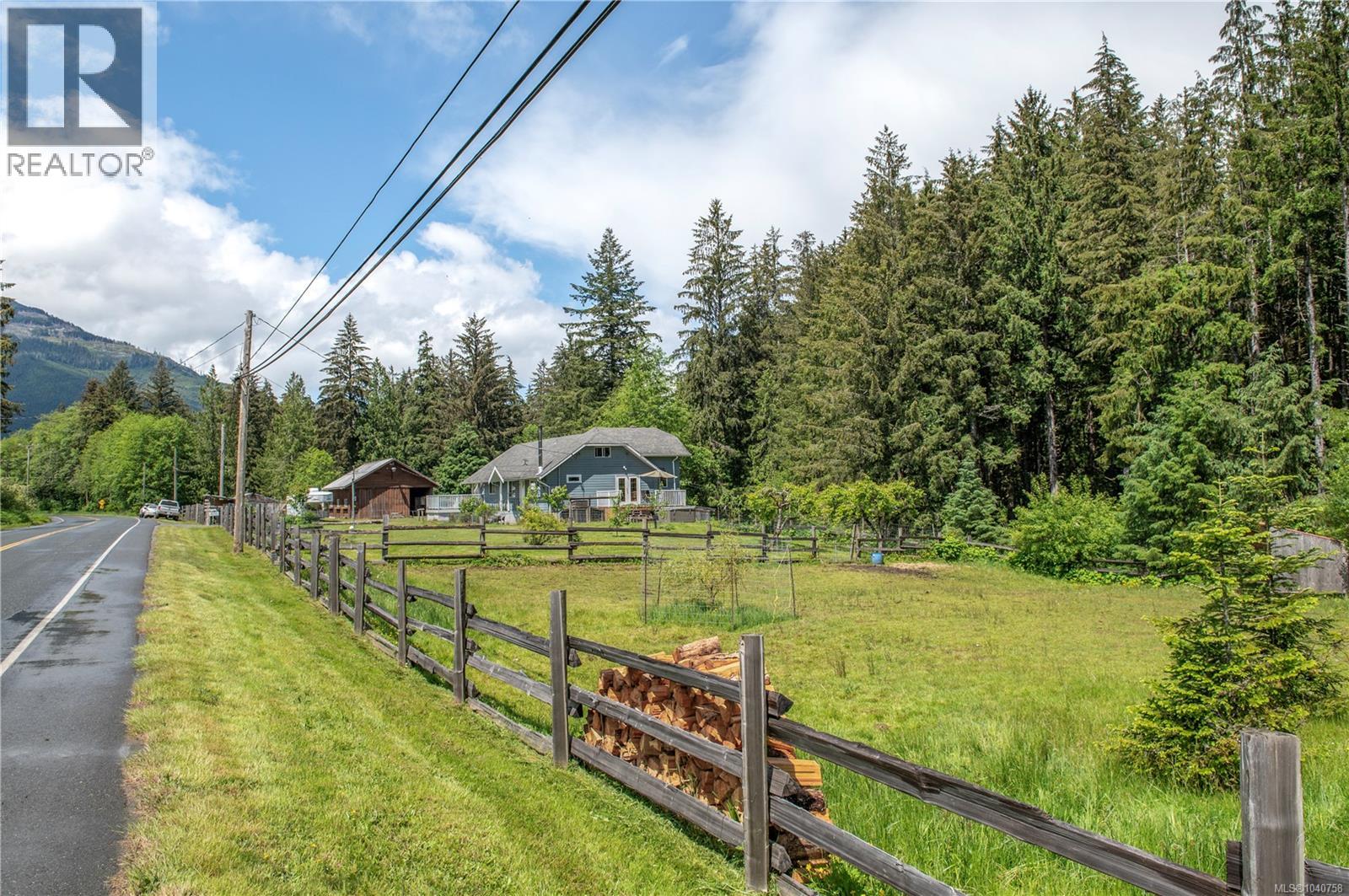 870 Sayward Rd Property Photo 1