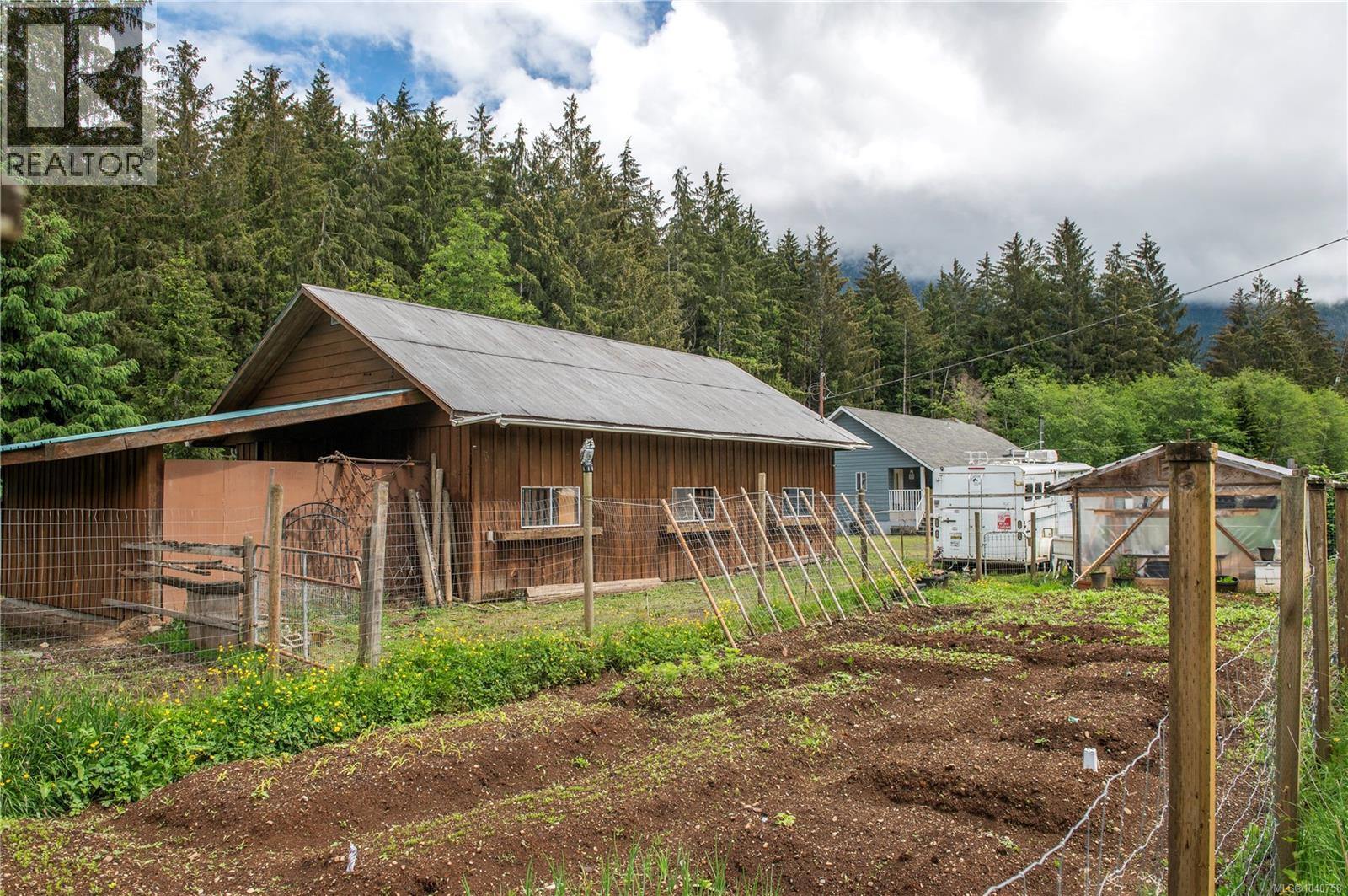 870 Sayward Rd Property Photo 2