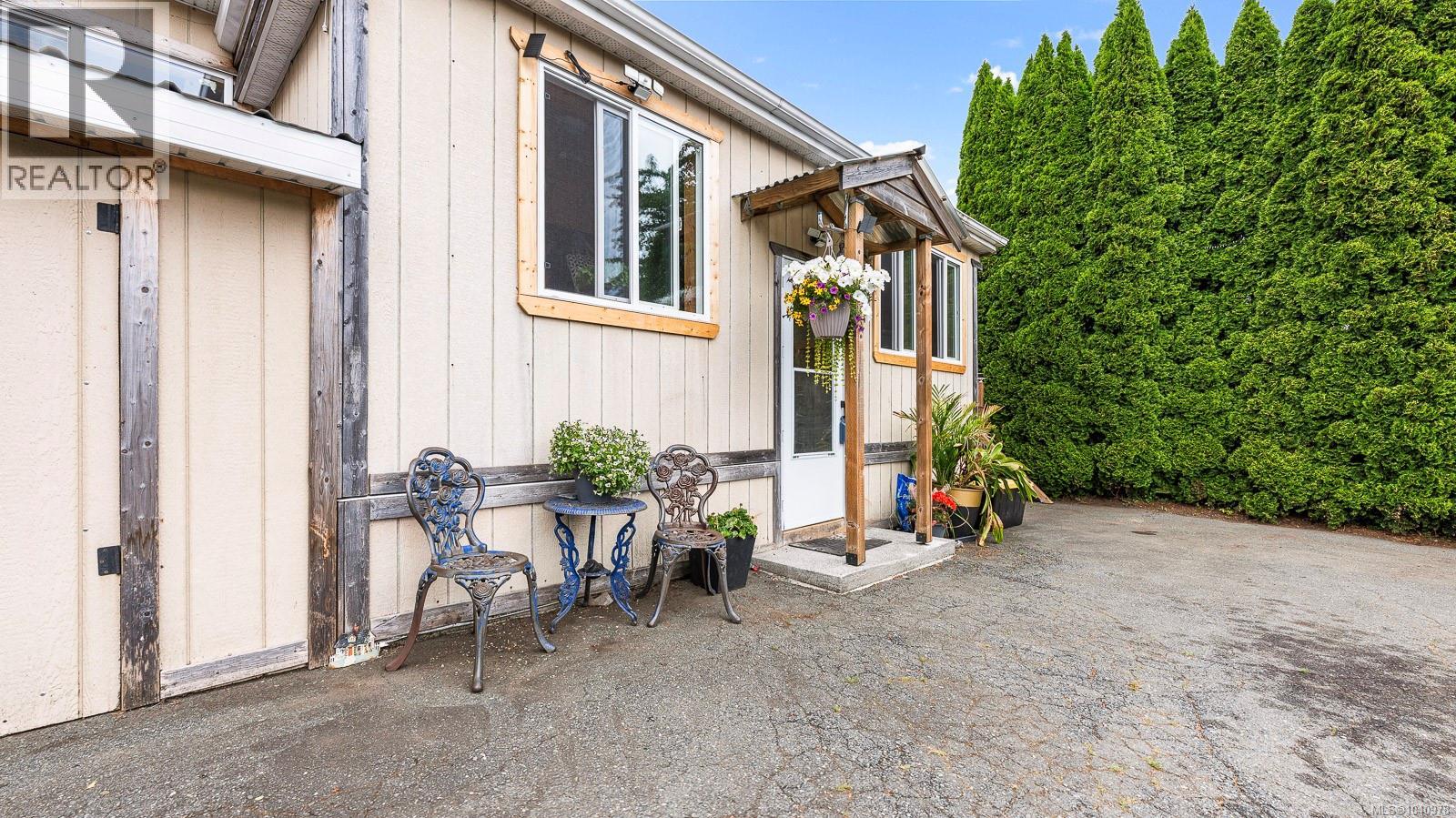 4931 Island Hwy N Property Photo 1