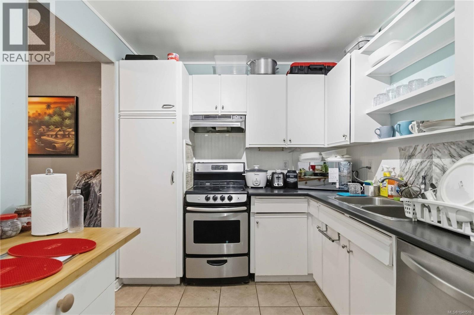 306 1525 Hillside Ave Property Photo 15