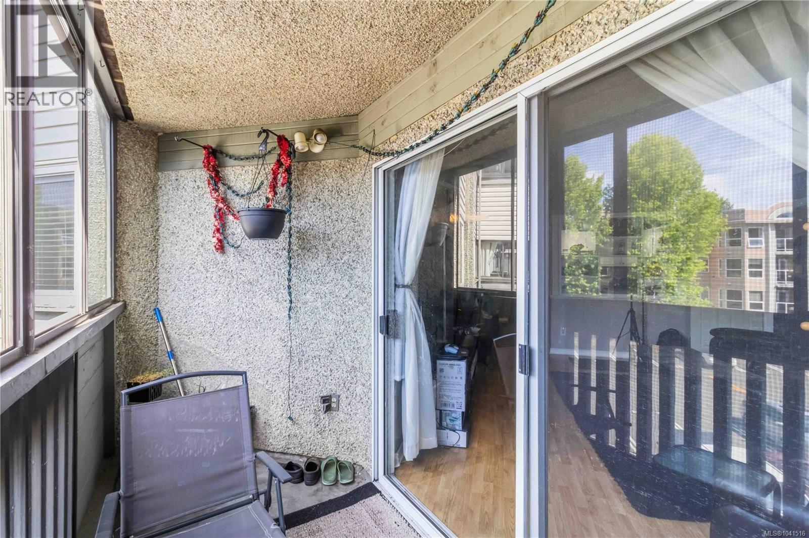 306 1525 Hillside Ave Property Photo 30