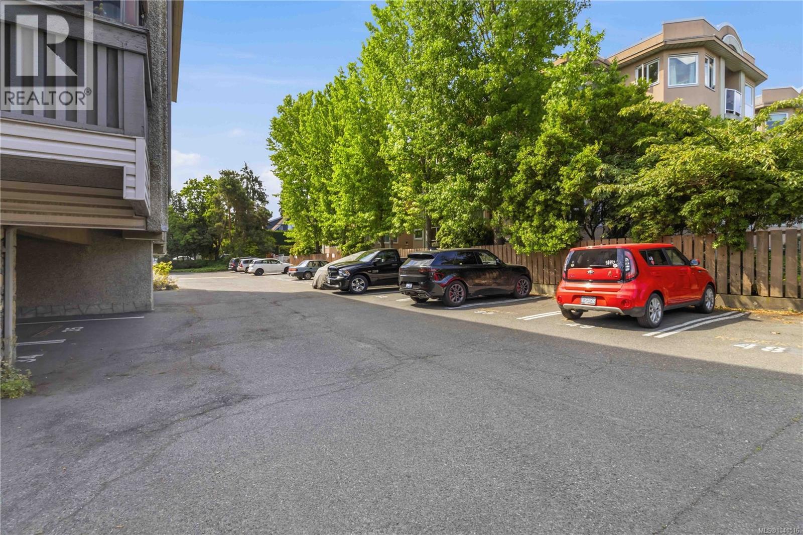 306 1525 Hillside Ave Property Photo 32