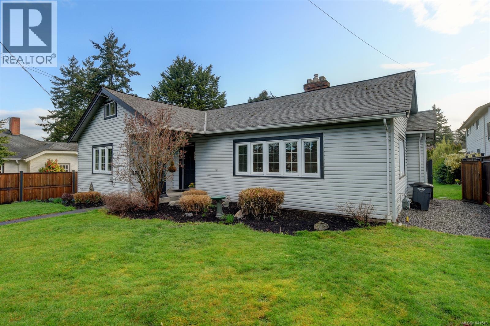 3919 Quadra St Property Photo 1