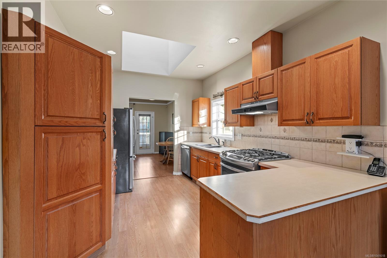 45 2979 River Rd Property Photo 9