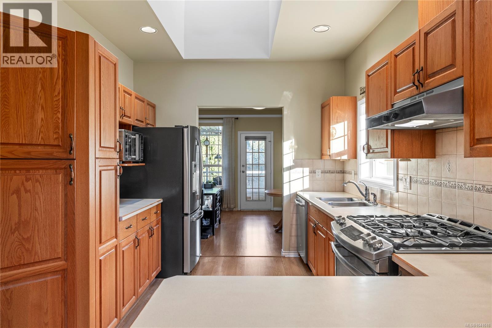 45 2979 River Rd Property Photo 10