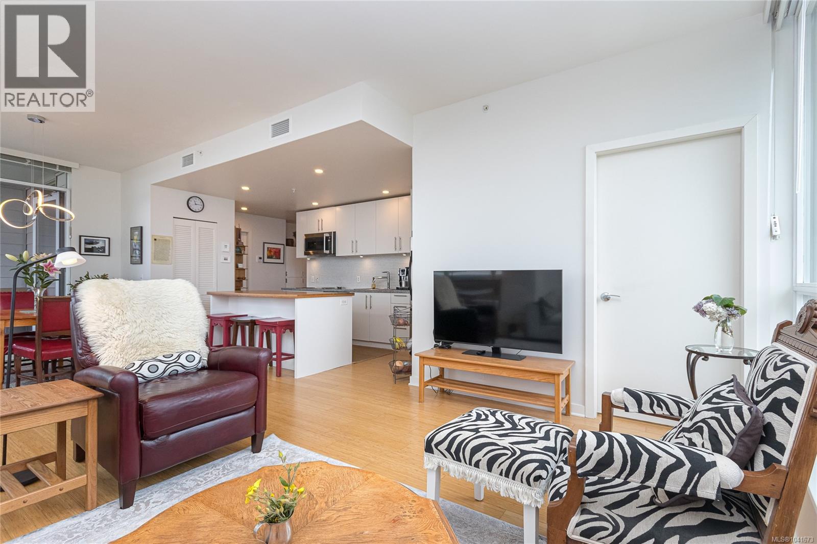 406 391 Tyee Rd Property Photo 9