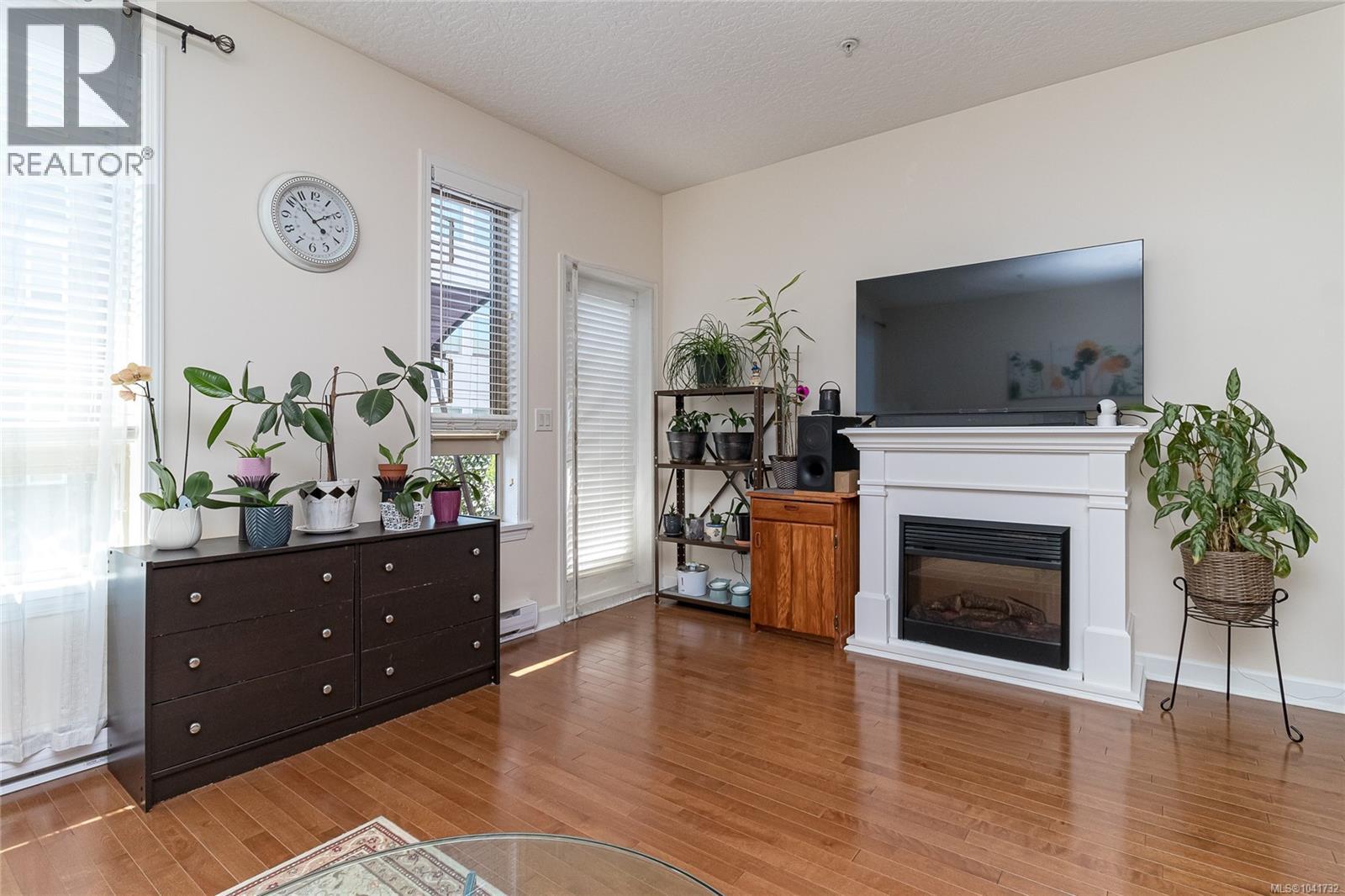 401 825 Goldstream Ave Property Photo 6