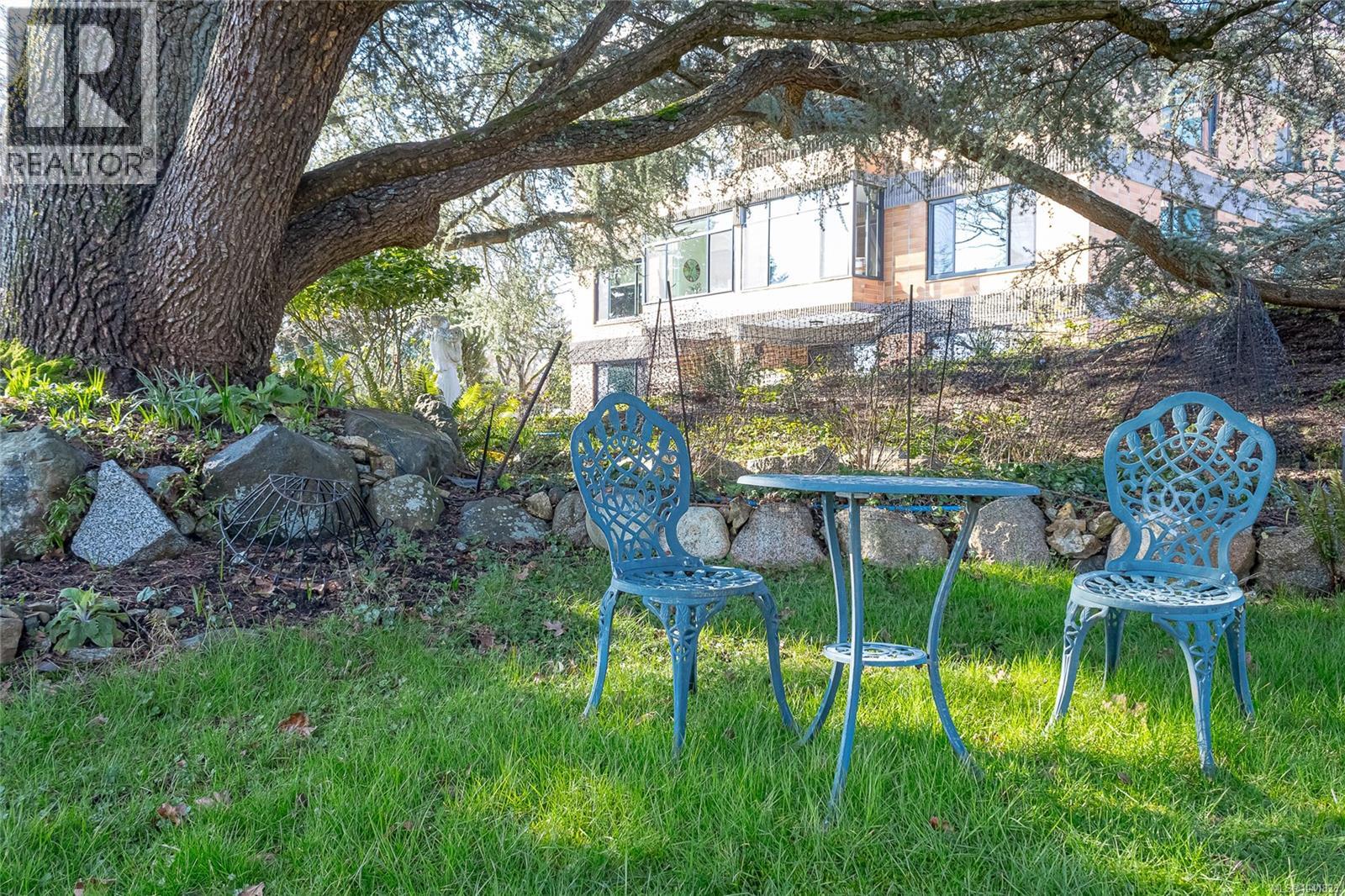 301 2930 Cook St Property Photo 27
