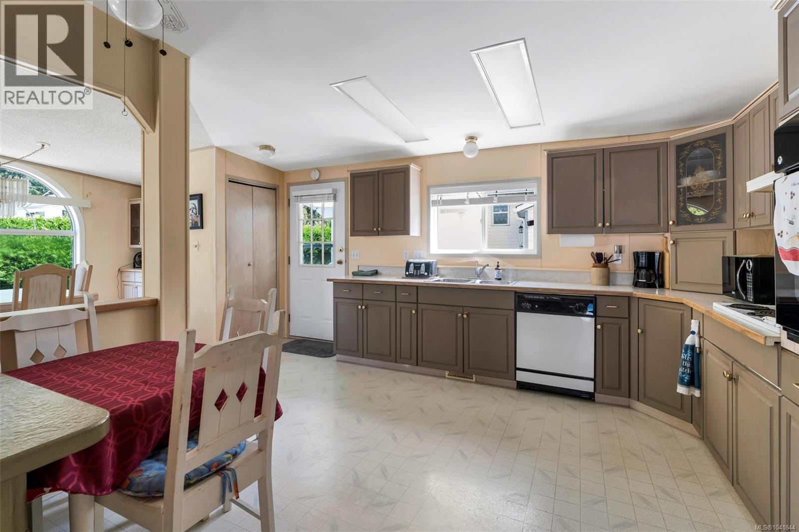 385 Lake Park Rd Property Photo 10