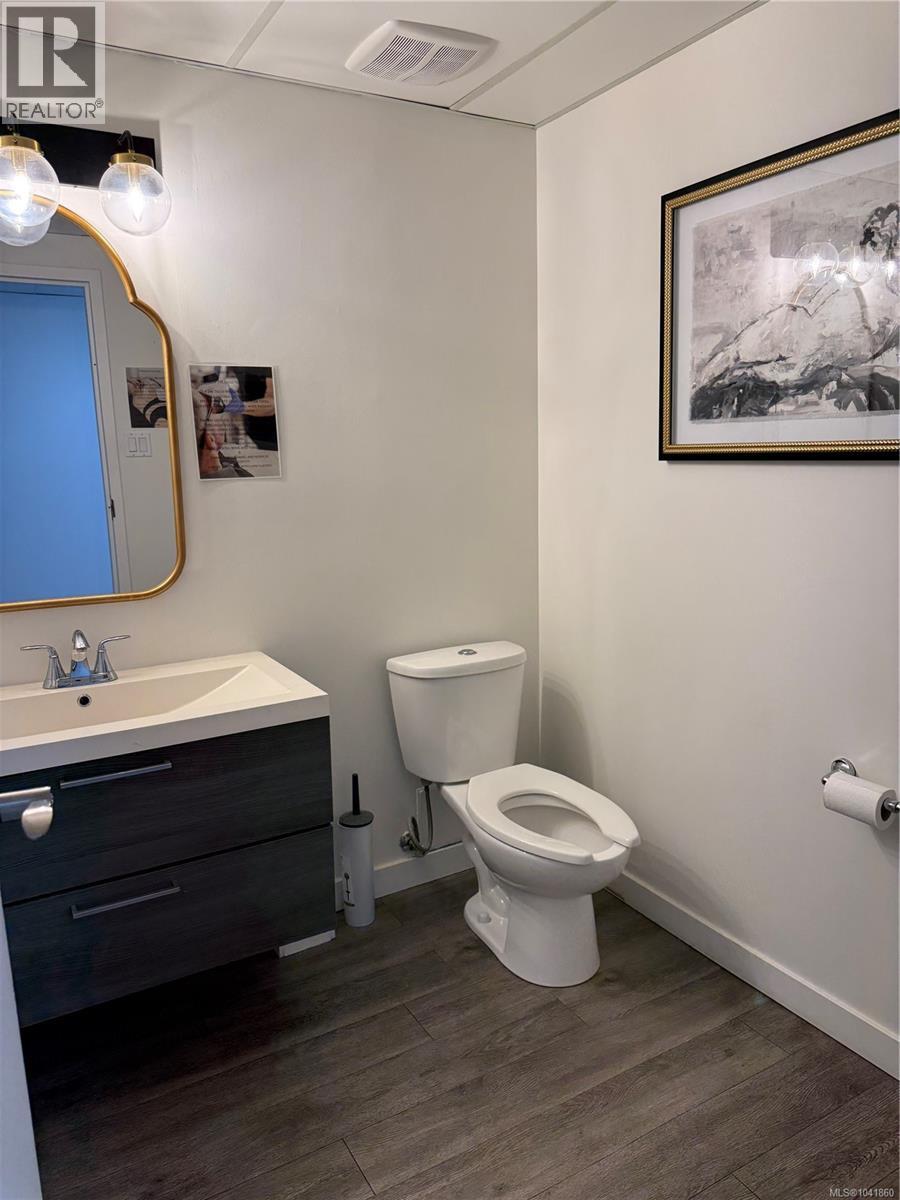 605 3991 Quadra St Property Photo 13