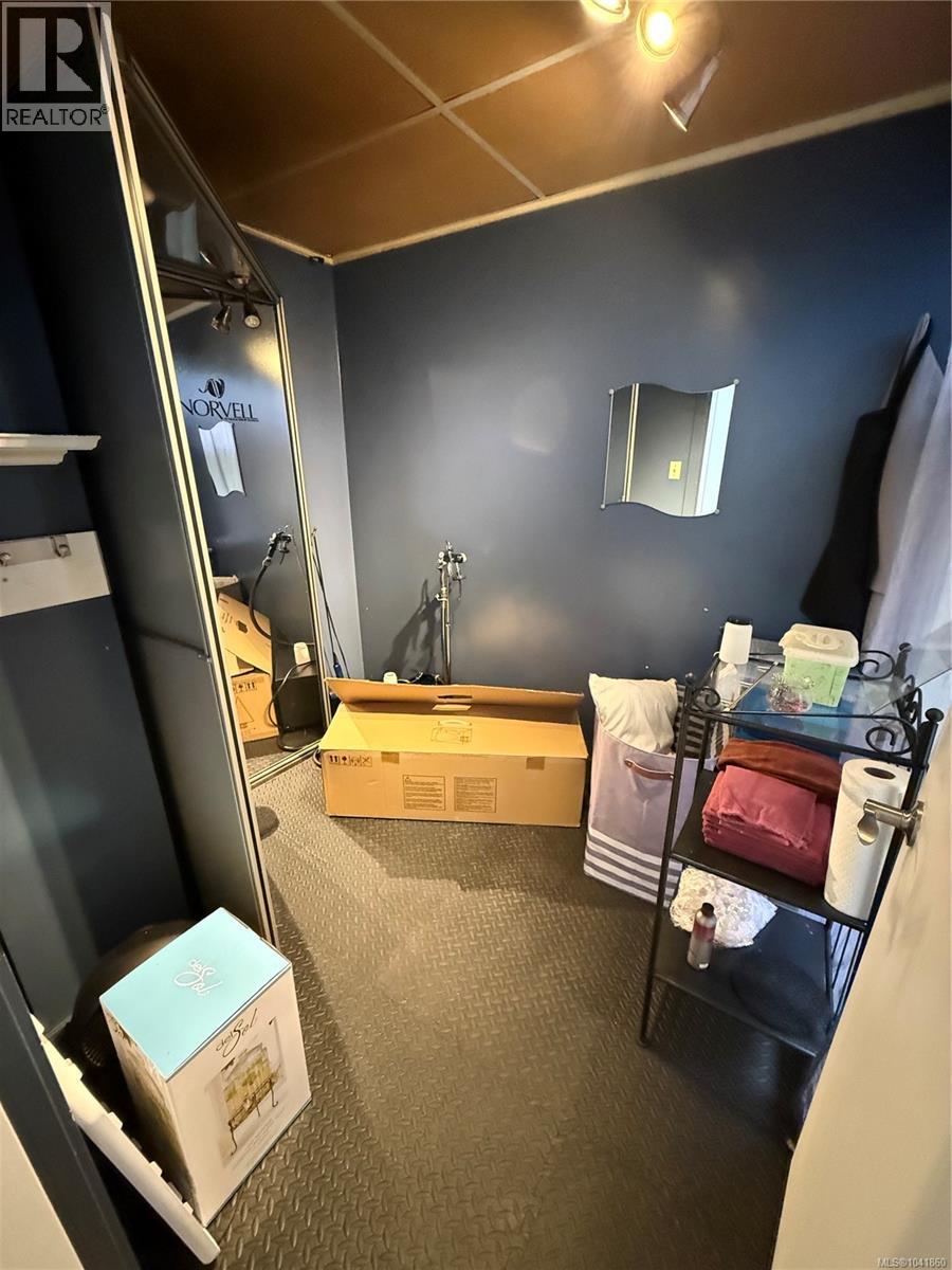 605 3991 Quadra St Property Photo 16