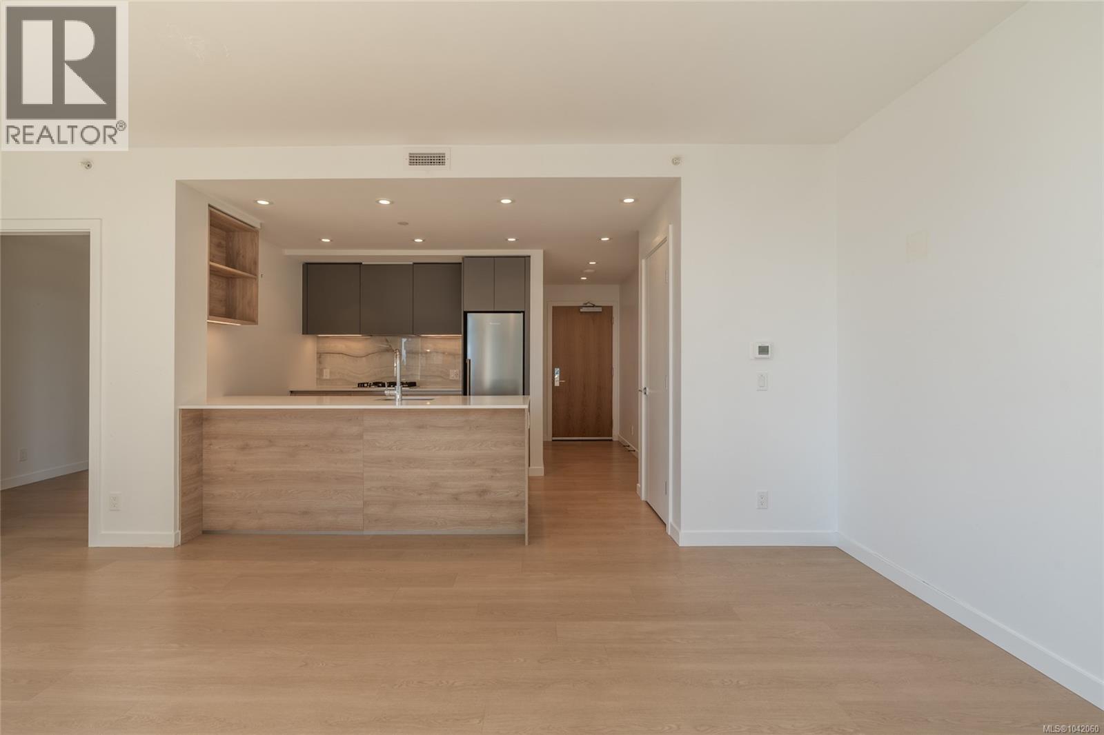 705 369 Tyee Rd Property Photo 16
