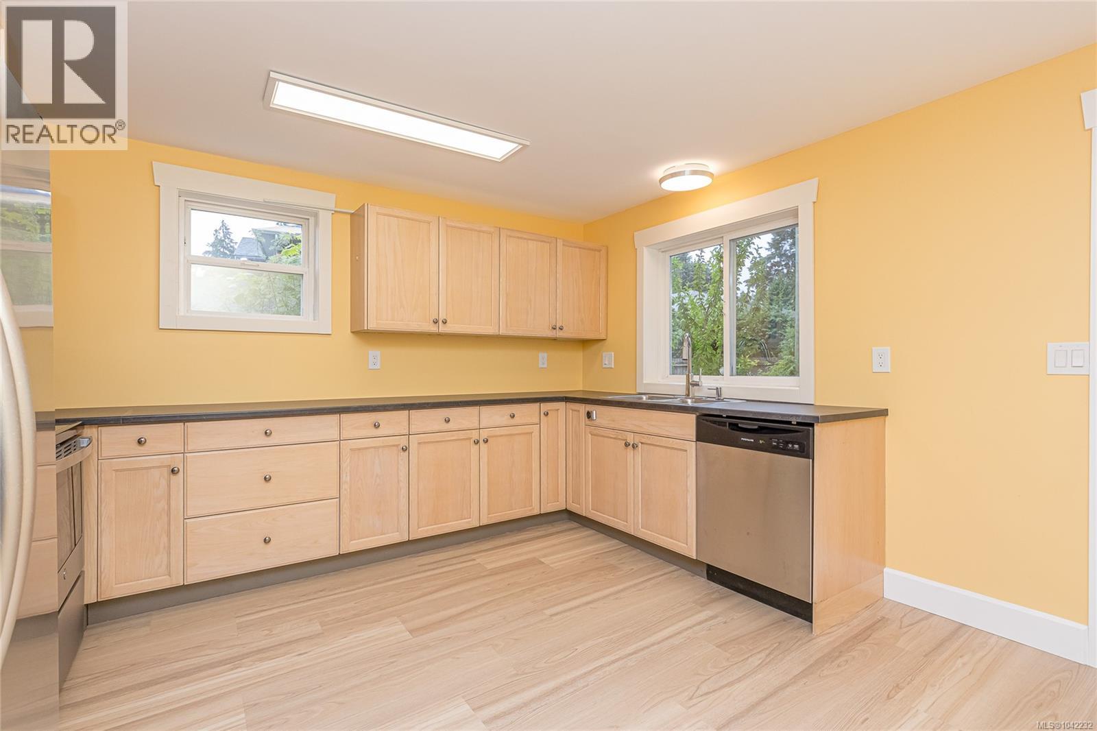 5934 Highland Ave Property Photo 7
