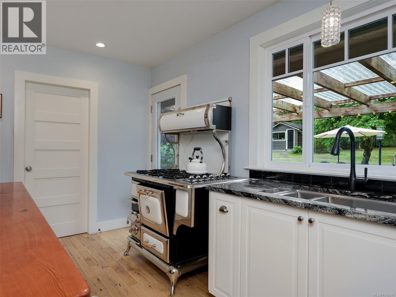 8508 Ebor Terr Property Photo 10