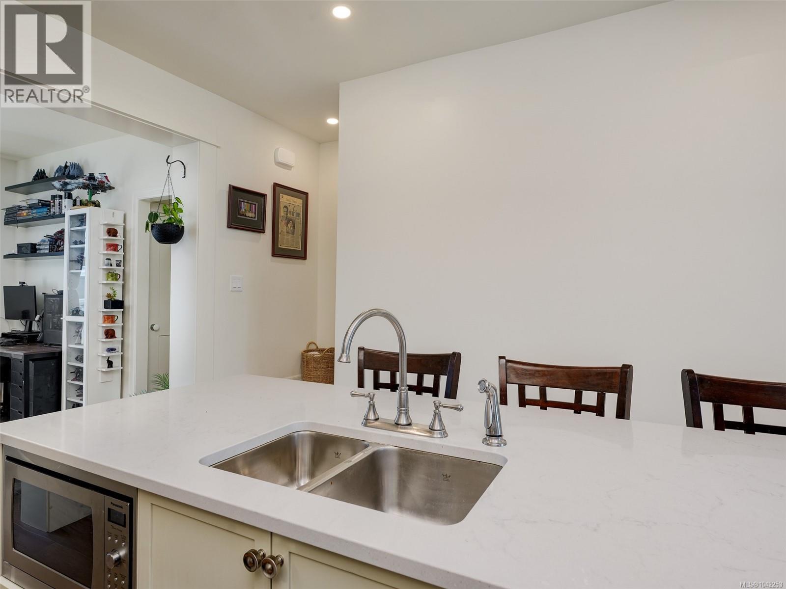 2 3094 Washington Ave Property Photo 5